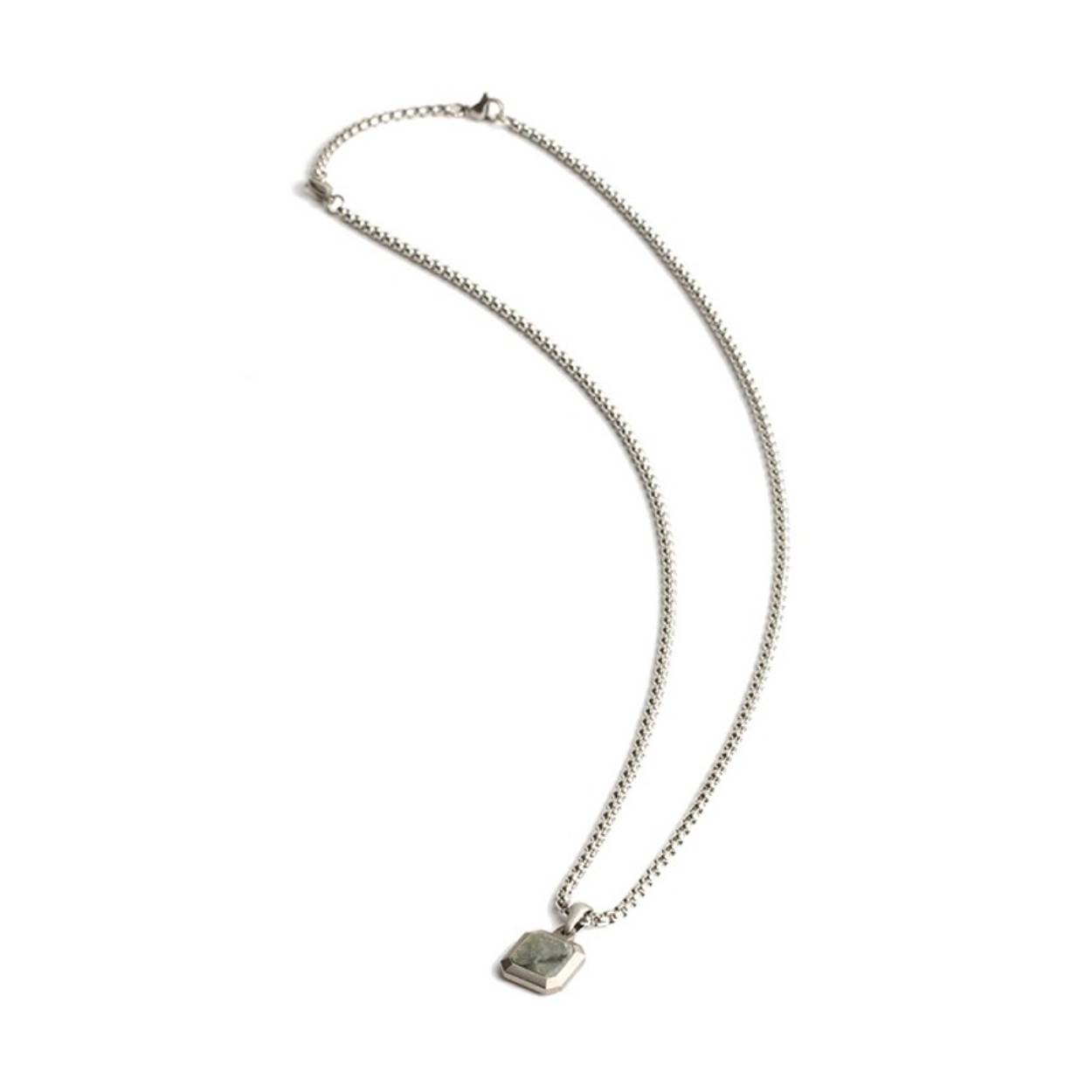 Deze mooie stijlvolle heren ketting is gemaakt van staal. 