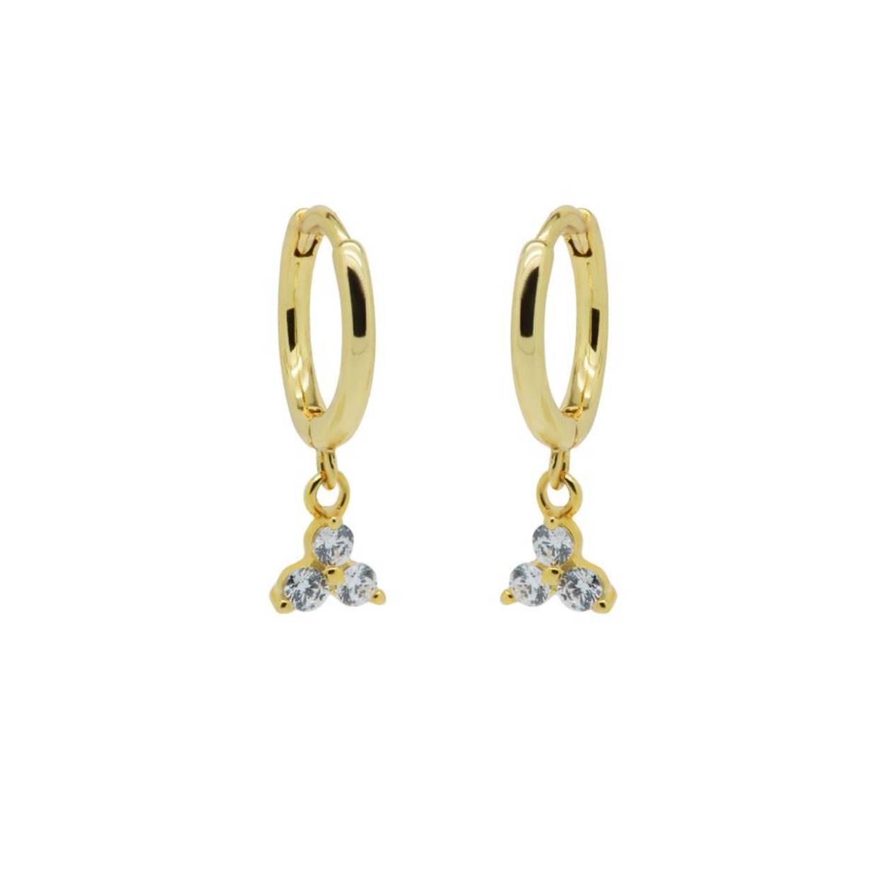 De Karma Hinged Hoops Symbols Triple Flower CZ Goldplated, modelnummer KAR-A47GP, zijn prachtige goldplated creolen. Deze juweelachtige oorbellen bevatten sprankelende bloemen met cubic zirconia&rsquo;s, wat een elegante en verfijnde uitstraling geeft. Perfect te dragen bij zowel formele als informele gelegenheden voor een subtiele, maar stijlvolle look. 