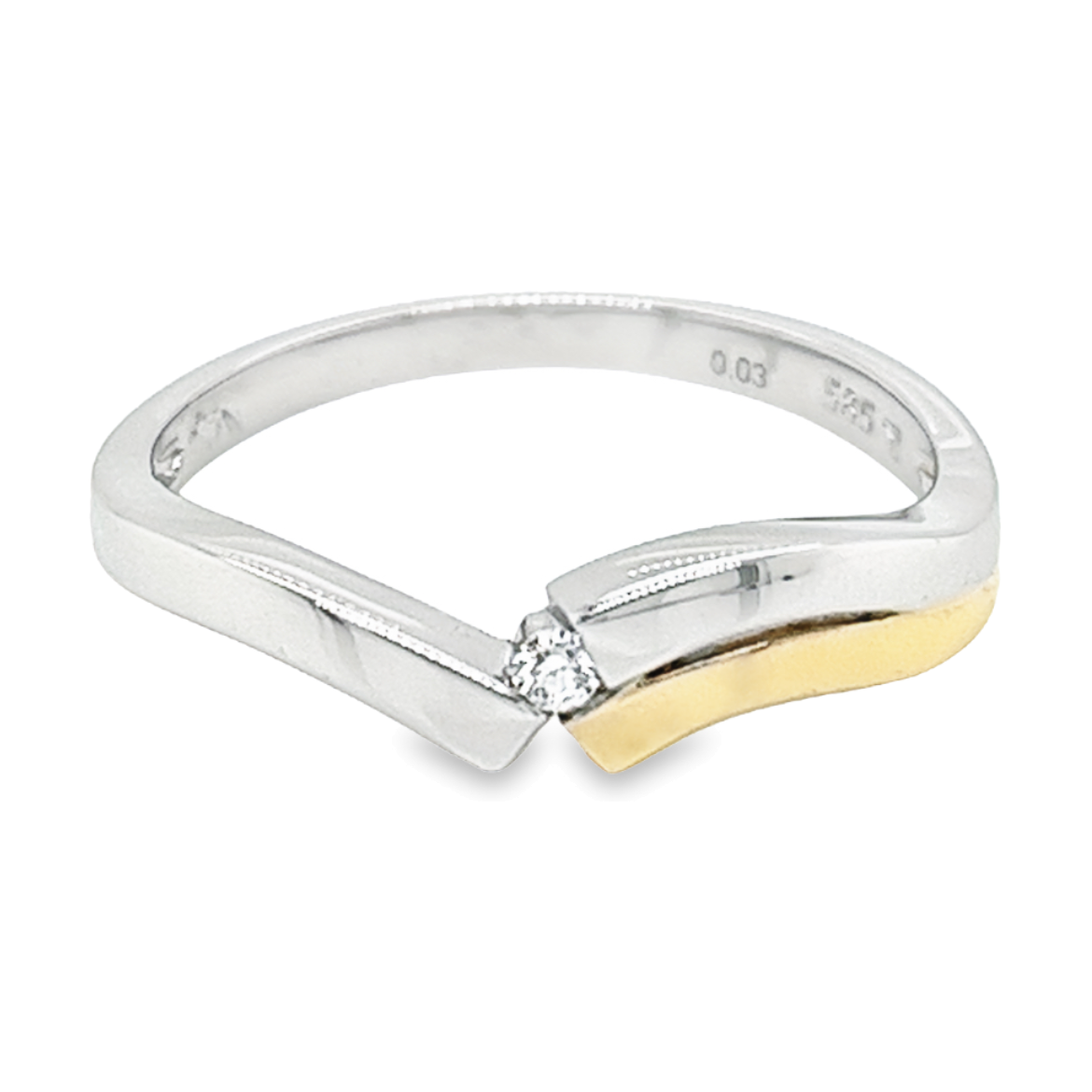 Deze bicolor gouden ring is sierlijk van ontwerp. Het witgoud heeft de overtoon bij deze ring. De diamant is een briljant geslepen diamant 0,03 karaat TW/ Si, 2-tone