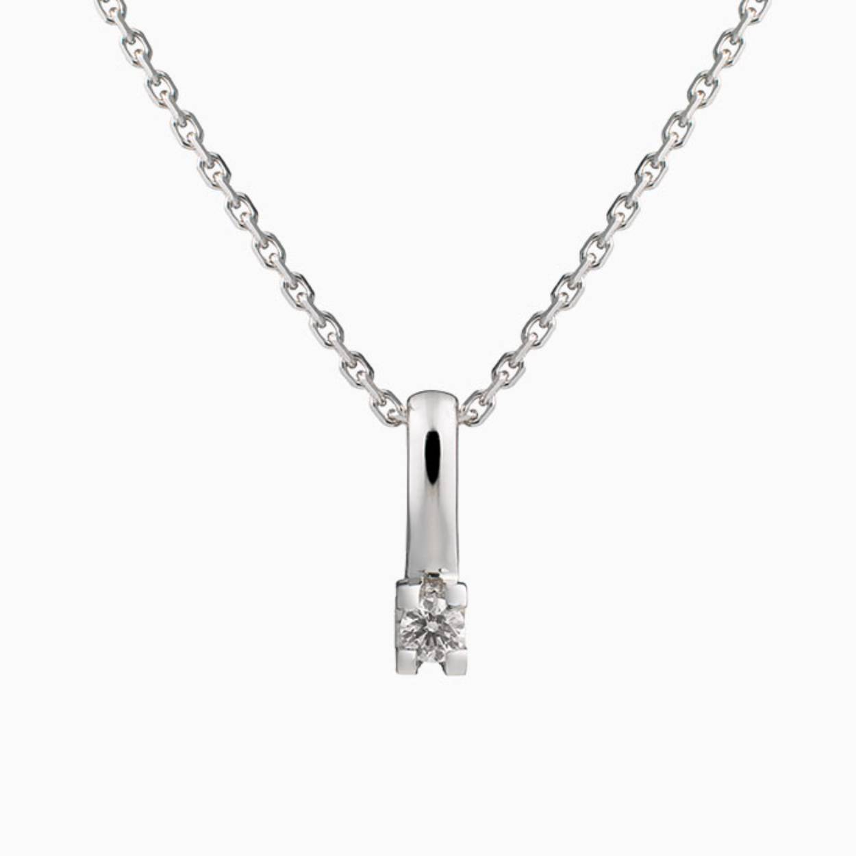 Hanger D’Elite Solitair. 14 karaat goud met groeibriljant.  0,05 crt.

Ook verkrijgbaar als de Luxe uitvoering (geen afbeelding).  Zie prijslijst voor mogelijkheden.

GROEIBRILJANT

Een onderdeel van de uitgebreide collectie D’Elite Solitairs. Bestaande uit ringen, oorknoppen, hangers. 14 karaat goud met briljant geslepen diamant.


Diamant kwaliteit Top Wesselton VVS/VS

Wat zijn groeibriljanten?
Bij Eclat heeft u, met een deel van de collectie, de mogelijkheid om te groeien. Ook wel groeibriljant genoemd. Binnen een tijdsbestek van 5 jaar kan het sieraad ingeruild worden voor een nieuw sieraad met een grotere briljant.
Voor uw oude ring krijgt u de huidige cataloguswaarde terug met de inruilkosten in mindering genomen. Wat de inruilkosten zijn, ziet u op de pagina van het desbetreffende sieraad.
Het nieuwe sieraad dient ten minste 50% duurder te zijn dan het sieraad dat u inruilt. Bij Alliance/Mémoire ringen is dit 100%. Het restant bedrag betaalt u dan bij. Zo kunt u stapsgewijs groeien naar een zeer kostbaar sieraad, zonder in één keer het gehele bedrag te moeten betalen. Uw sieraad wordt zo dus stapsgewijs steeds hoger in waarde. Bij ieder groeibriljant sieraad ontvangt u een certificaat. Deze heeft u altijd nodig wanneer u het Eclat sieraad wilt laten groeien. Zonder certificaat en kassabon is groei niet mogelijk. Bewaar deze dus goed!