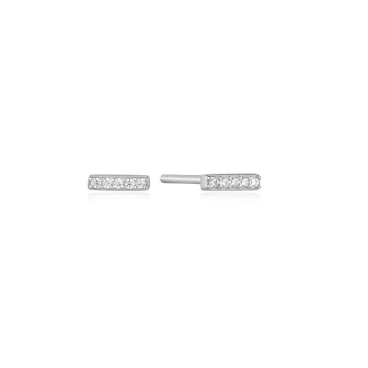Upgrade je oorbellencollectie met het perfecte paar trendy studs van Ania Haie. Deze studs zijn een mooie toevoeging aan je dagelijkse look. Ingelegd met een rij glinsterende zirkonia’s, zijn ze perfect voor zowel overdag als in de avond.