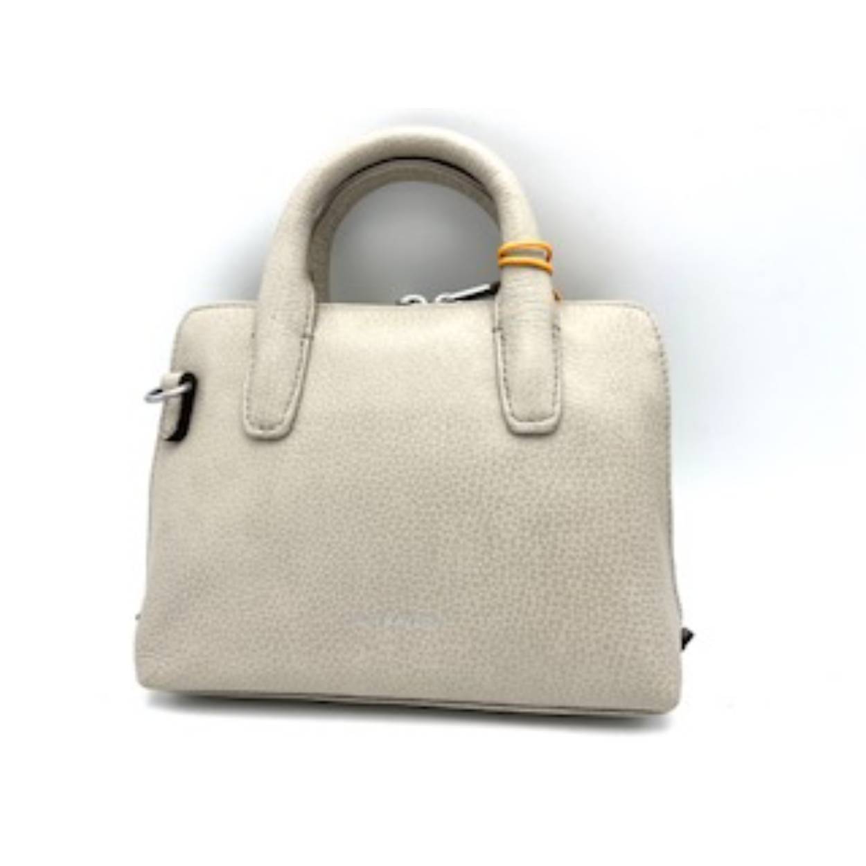 GigiFratelli handtas – stijlvol en functioneel

Deze trendy handtas van GigiFratelli is een elegante keuze voor wie houdt van stijl én gebruiksgemak. Dankzij het slimme ontwerp is de tas ook als schoudertas te dragen – ideaal voor onderweg.

Compact van formaat, maar verrassend ruim: er is genoeg plek voor je telefoon, portemonnee en sleutels. Bovendien heeft de ontwerper oog gehad voor praktische extra's:

Slimme indeling:

Sleutelkoord: nooit meer zoeken naar je sleutels

Telefoonvak voor snelle toegang

Tussenvak met ritssluiting voor veilig opbergen

Achtervak met rits

Afmetingen:
Hoogte: 17 cm × Breedte: 20 cm × Diepte: 5 cm

Met deze tas ben je verzekerd van een combinatie van design, kwaliteit en comfort – zoals je mag verwachten van GigiFratelli.

