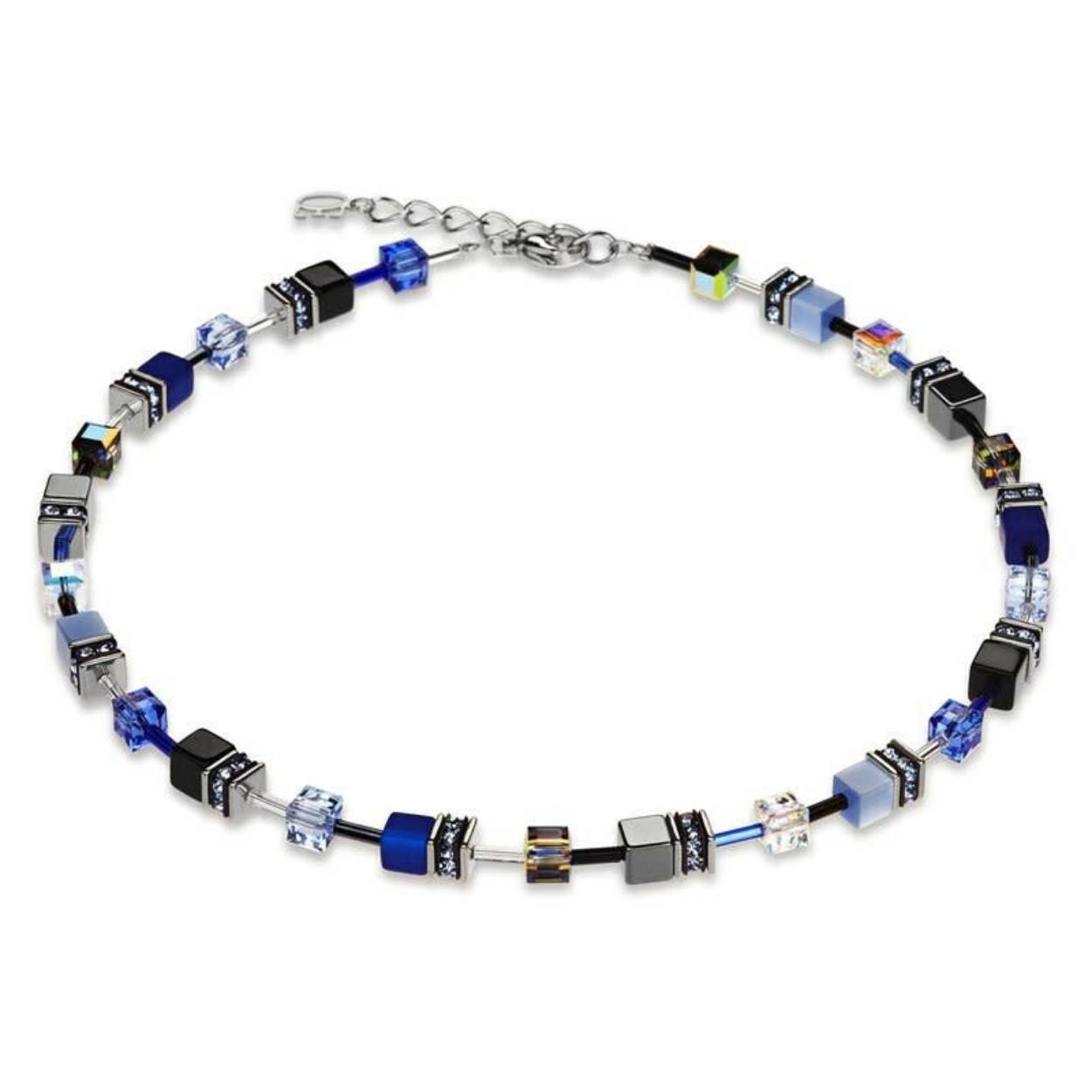 Het eerste dat opvalt aan deze Coeur de Lion ketting is het kleuren spectrum. De kleuren van verschillende tinten blauw en grijs zijn er op subtiele wijze in gebruikt. Een mooi, strak design dat bij iedere kledingstijl past! Het collier van Coeur de Lion is gemaakt van edelstaal, polaris, bergkristal en Swarovski kristallen. Met een lengte van 42 tot 48 cm kan iedere dame dit kleurrijke sieraad dragen!