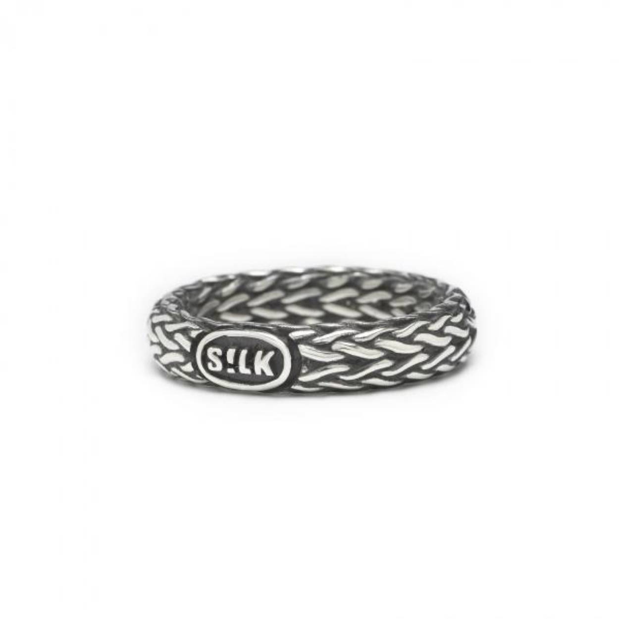  De 242 Ring behoort tot SILK haar meest complete Roots collection. De zilveren Roots ring matcht vanzelfsprekend heel goed met verschillende items uit deze collectie maar net zo goed is deze structuur te mixen met andere sterling zilveren sieraden uit de complete SILK collectie.
