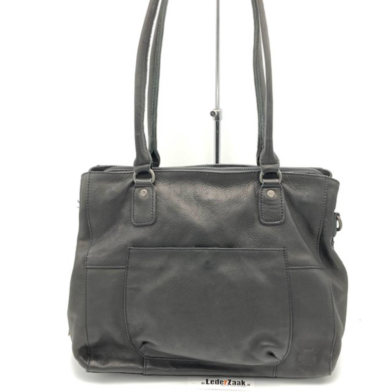 Stijlvolle Dames Tas met Drie Topritsen &ndash; Praktisch & Elegant

Deze mooie dames tas combineert stijl met functionaliteit en is perfect voor dagelijks gebruik. De tas is voorzien van drie afzonderlijke topritsen, waardoor je je spullen overzichtelijk en veilig kunt opbergen.

Dankzij de afneembare en verstelbare schouderriem draag je de tas comfortabel over de schouder of crossbody. Daarnaast zorgen de twee korte handgrepen ervoor dat de tas ook elegant in de hand of kort over de schouder gedragen kan worden. Zo pas je de tas eenvoudig aan elke gelegenheid aan.

Het tijdloze design en de praktische indeling maken deze dames handtas een veelzijdige keuze voor werk, shoppen of een dagje uit.

Kenmerken:

Type: Dames tas / handtas

Drie ruime compartimenten met toprits

Afneembare en verstelbare schouderriem

Twee korte handgrepen

Veelzijdig draagbaar: hand, schouder of crossbody

Stijlvol en functioneel ontwerp

Afmetingen:

Hoogte: 27 cm

Breedte: 30 cm

Diepte: 10 cm

Waarom kiezen voor deze dames tas?

✔ Overzichtelijke indeling met drie vakken
✔ Comfortabel draaggemak
✔ Geschikt voor dagelijks gebruik
✔ Tijdloos en elegant design

Deze dames tas met schouderriem is een perfecte mix van praktisch gebruik en stijlvolle uitstraling.