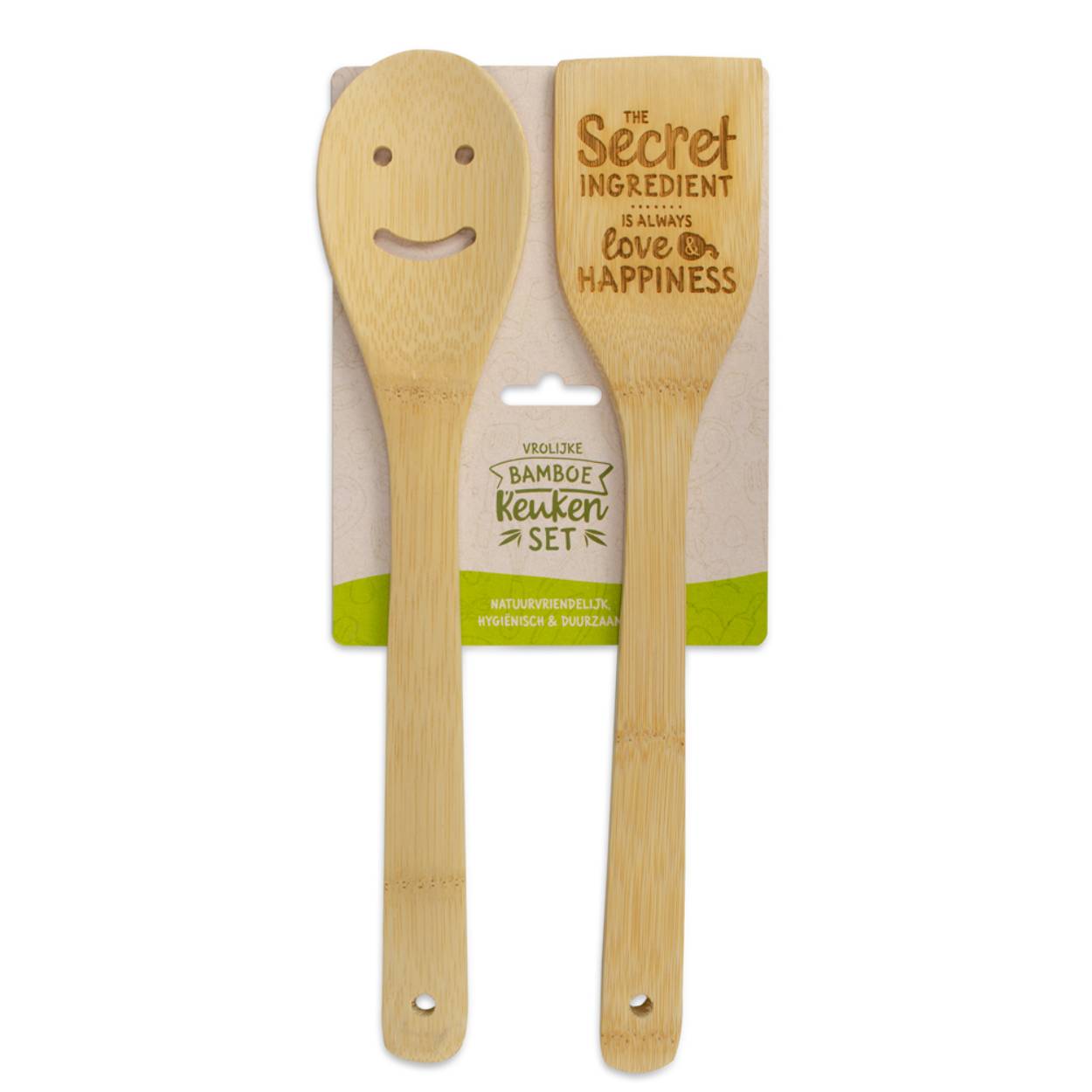 De spatel en lepel in de keukenset van uw keukengerei groothandel, zijn gemaakt van stevig, duurzaam bamboe. De keukenset is daarmee dus een 100% natuurproduct. Dit betekent dat elke spatel en lepel uniek zijn in kleur en tekst. De keukensets die u van uw keukengerei groothandel ontvangt, kunnen dus enigszins afwijken van de foto’s die u op onze website en in onze webshop ziet.