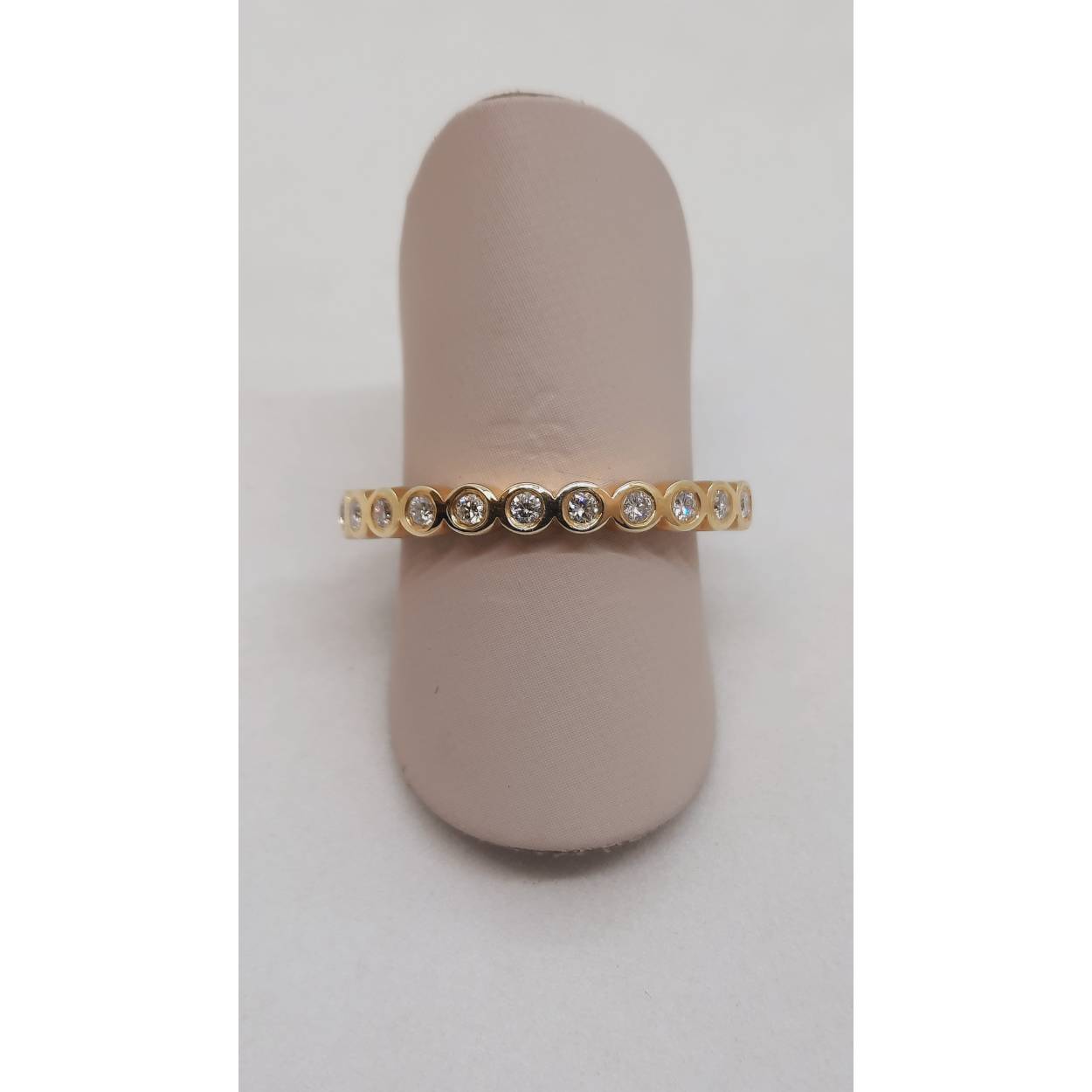 Deze prachtige ring, modelnummer BREA-0004012, heeft 11 schitterende diamanten met een totaal gewicht van 0.15 karaat, SI1 zuiverheid en F-kleur. Gemaakt van 14 karaat goud met een mooie glans. Perfect om elke dag te dragen of voor speciale gelegenheden. Maat 53. Voeg elegantie toe aan je outfit met deze verfijnde ring.