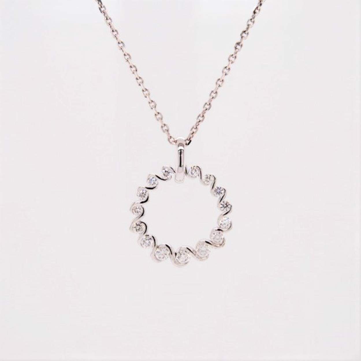 Prachtige 14krt witgouden hanger rondom bezet met diamanten 0,49crt VSI/TW.
