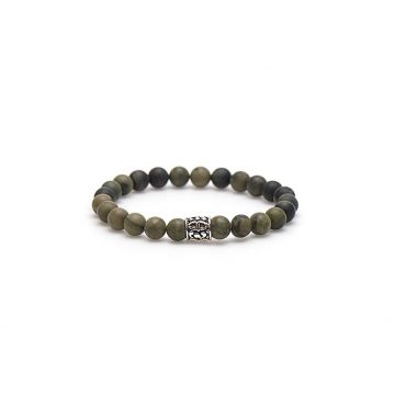 Dit is de SICILIAS armband met een 925 sterling zilveren logo bead. Handgemaakte armbanden met 8MM kralen van natuursteen. Naast een prachtig sieraad zijn de KARMA armbanden ook een bron van energie! Ook te combineren met onze collectie leren herenbanden.