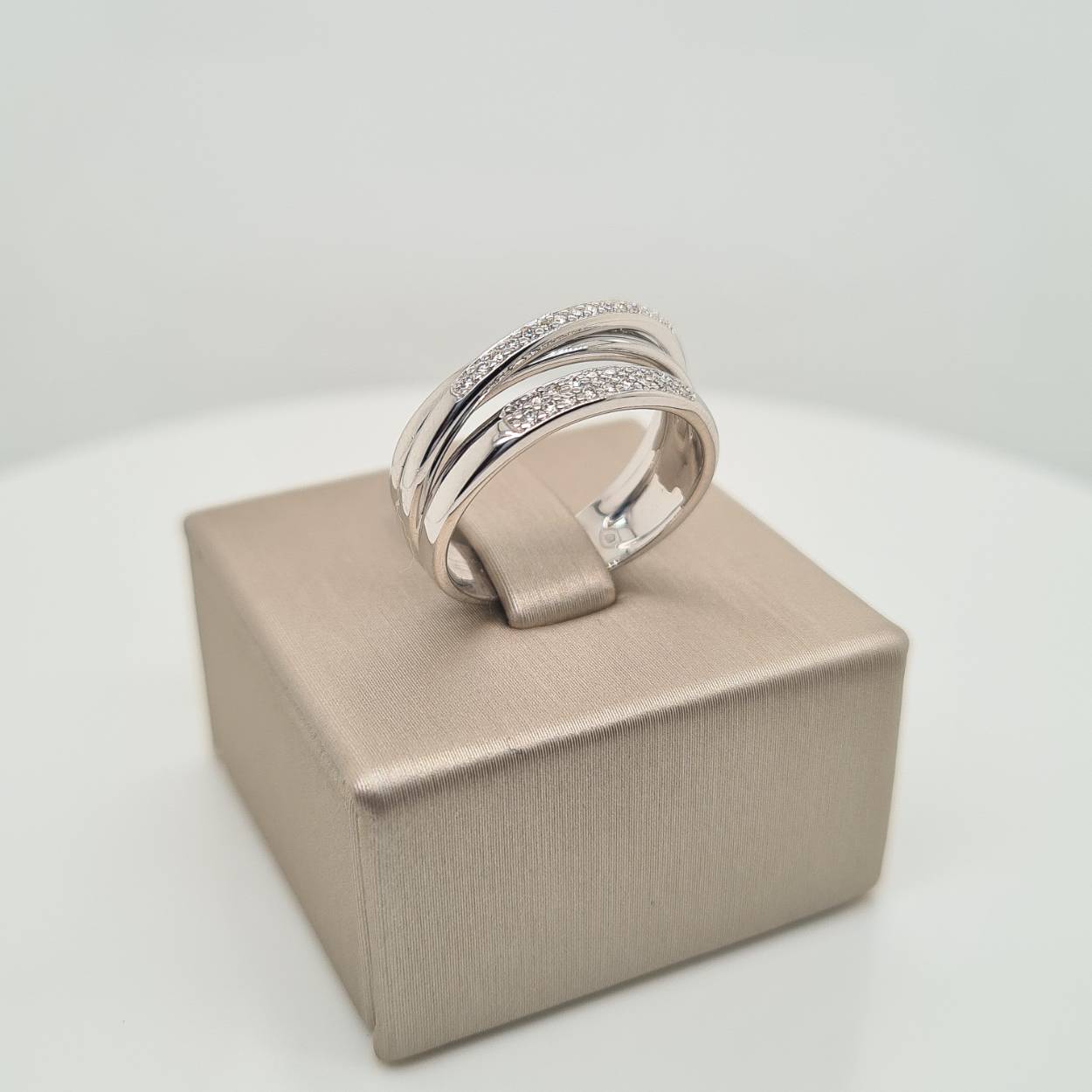 Prachtige 14krt gouden ring met diamant, 0.14crt.

Deze ring is maat 52, heeft u interesse in een andere maat? Neem dan contact met ons op