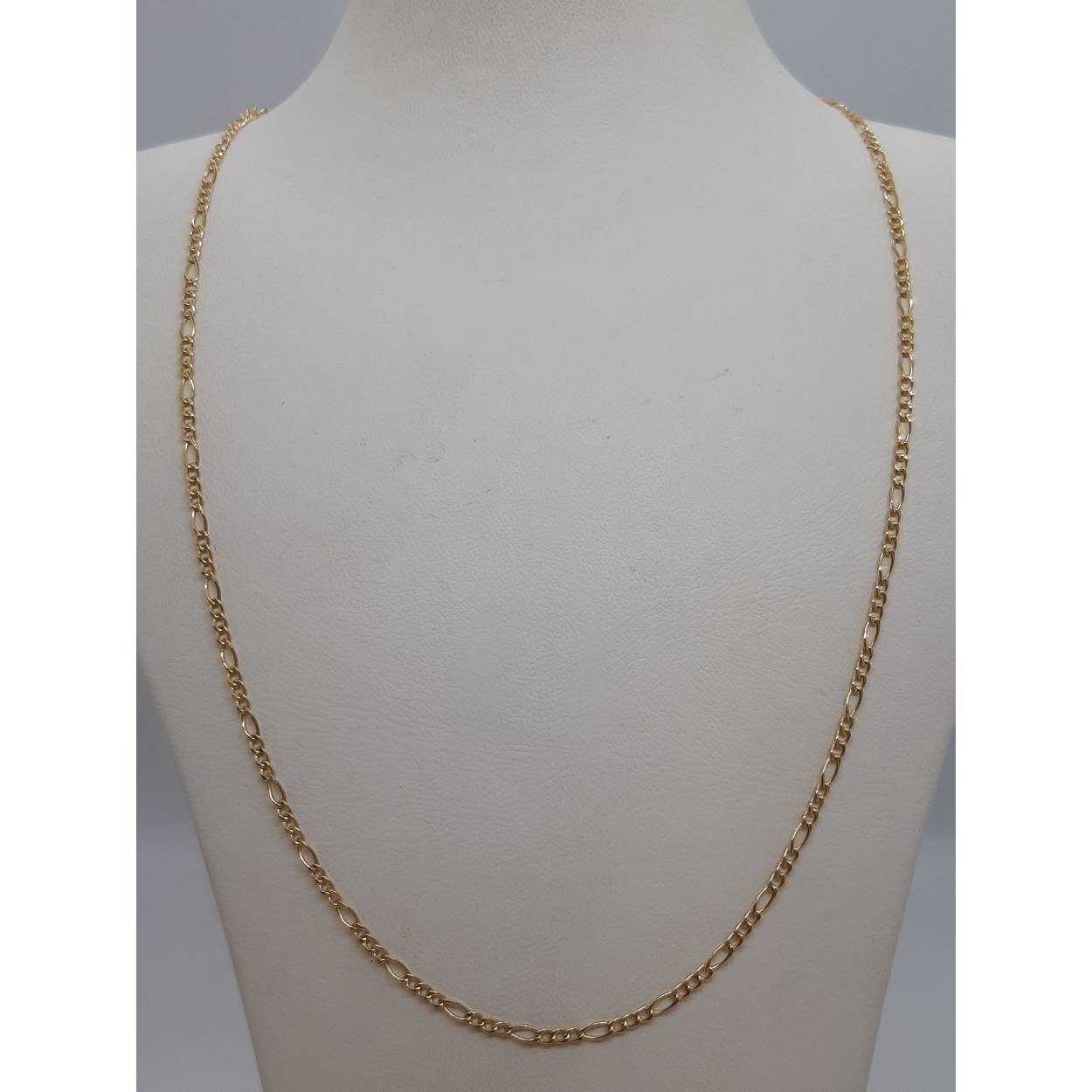 De gouden ketting 18k met modelnummer BREA-0002562 is een elegante halsketting van 50 cm, vervaardigd uit 18 karaat goud. Deze glanzende ketting is 2 mm breed en weegt 1,7 gram. De subtiele gouden kleur maakt het een veelzijdig accessoire. Perfect te dragen als dagelijks sieraad of als stijlvolle aanvulling op een avondoutfit.