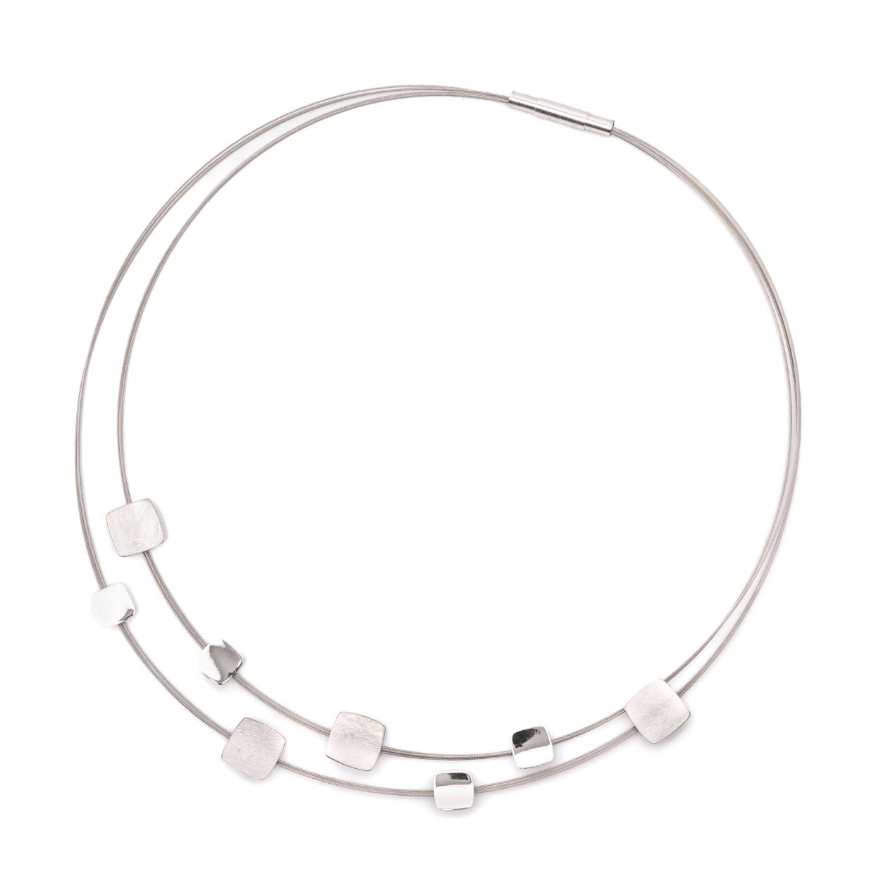 Dit prachtige Subtile Ice collier van Yo Design heeft een klassieke en tijdloze uitstraling, perfect voor elke gelegenheid. Het collier is gemaakt van hoogwaardig materiaal en is subtiel afgewerkt met mooie details. Het is het beste te combineren met een eenvoudige outfit, zodat de focus echt op het collier ligt. Draag het bijvoorbeeld bij een basic jurkje of een strakke blouse voor een stijlvolle touch.