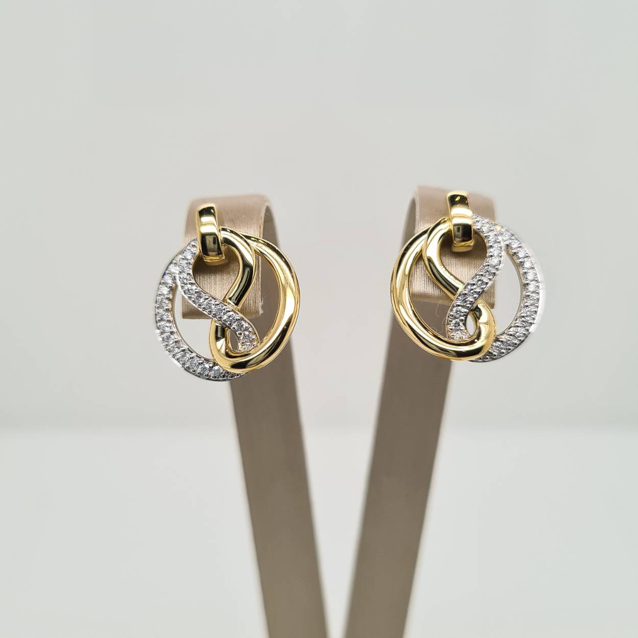 Prachtige 14krt gouden oorknoppen met diamant 0,19crt VSI/G.