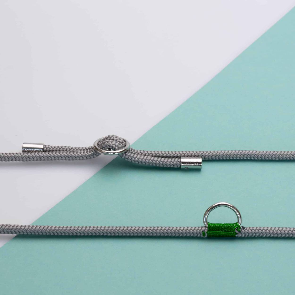 Ontdek de Kascha-C Basic Cord! Handgemaakt in ons Atelier en voorzien van een D-ring. Hier kan je een tasje of een wallet aanhangen. Daarnaast bevestig je het cord aan je cover door een stop, waarmee je zelf de lengte van het cord bepaalt.

Bestel de Basic Cord in je favoriete kleur, afgewerkt met goud of zilver.
Let op de Basic Cord wordt geleverd zonder cover.Afmetingen: Lengte 1,5 m, dikte 6 mm