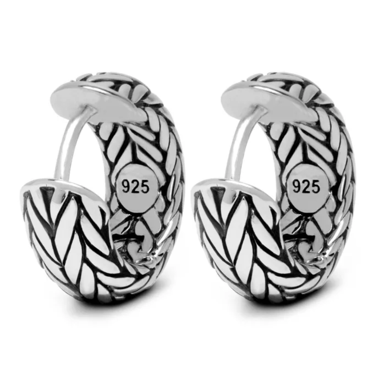 
De Ellen Small Earrings zijn tijdloze oorbellen van 925 sterling zilver. Ze zijn gebaseerd op de populaire Ellen schakel, een van onze meest succesvolle ontwerpen. Deze oorbellen zullen een stoere maar toch elegante touch toevoegen aan elke outfit. Combineer ze met andere Ellen sieraden om een opvallende look te creëren!