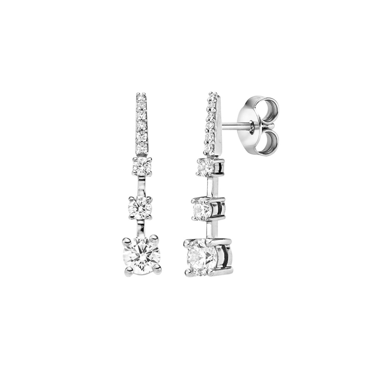 Prachtige zilveren oorsieraden met zirkonia. Combineer deze met een bijpassend collier.