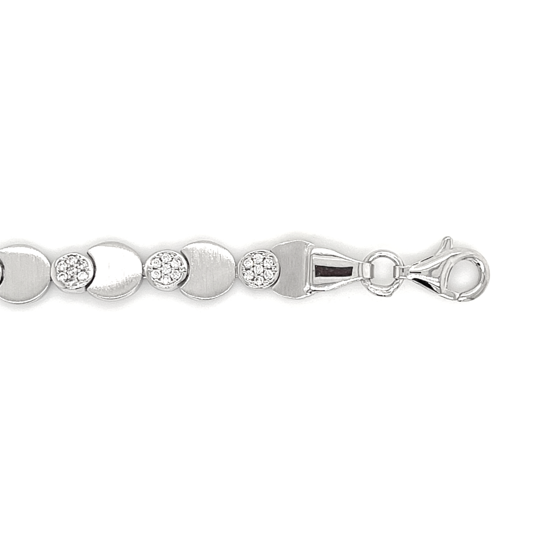 Deze armband is gemaakt van 925 zilver. De armband is gedeeltelijk gematteerd en gedeeltelijk glad gepolijst, de combinatie van mat/ glans geeft deze armband een erg mooie uitstraling. De glanzende schakels zijn vol gezet met zirkonia steentjes. Ook heeft de armband heeft een stevig karabijnslot.