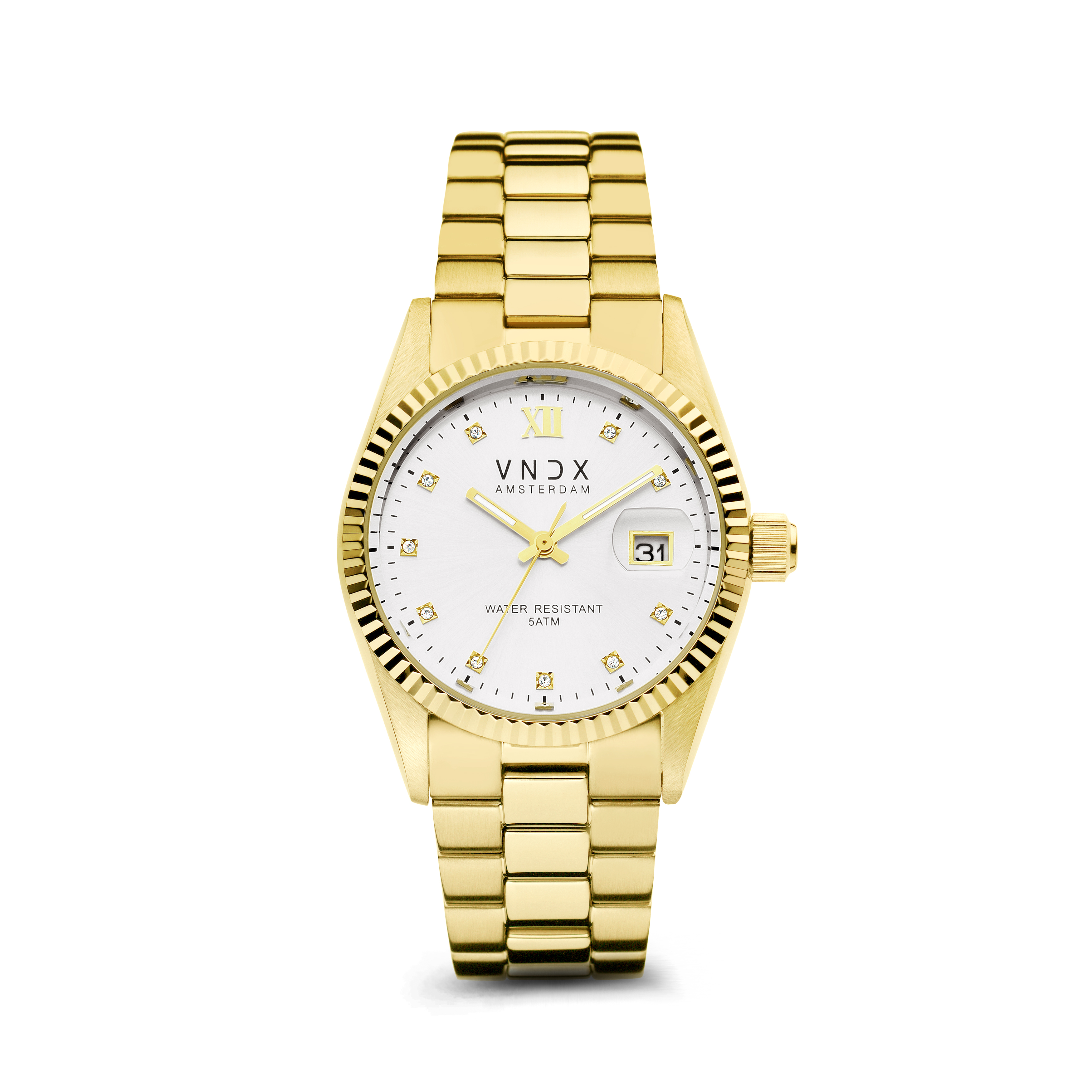 De Dare Devil Medium Goud, het horloge dat tot in detail is gemaakt om perfect op je pols te vallen. De diameter van haar kast is 36 mm kwaliteit en daarmee de perfecte Medium. Met de gouden roestvrijstalen schakelband kun je de Dare Devil perfect aanpassen op jouw polsmaat, zo ben jij één met je horloge.

Haar elegante design zorgt ervoor dat je Dare Devil fungeert als een eyecatcher bij je outfit. Wanneer je haar van dichterbij ontdekt, zie je; “The Devil in the detail.” Haar sprankelende wijzerplaat is voorzien van een index met Swarovski steentjes.

Ben jij een Dare Devil die houd van feestjes of nachtelijke avonturen, ook dan zal de Dare Devil het perfecte horloge voor je zijn. Jouw Dare Devil is voorzien van lichtgevende wijzers, die zorgen voor een “Glow in the dark” effect. Zo zorgt je Dare Devil ervoor dat jij Never too late bent!

Wees jezelf, Creer je eigen stijl en kies je eigen pad! Just be a Dare Devil, It’s Never Too Late!