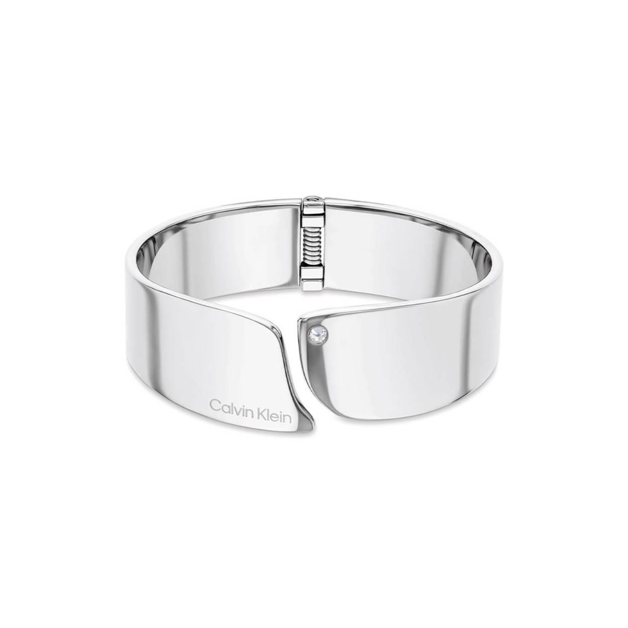 Calvin Klein CJ35000659 Dames Bangle Staal
Deze stalen dames bangle van Calvin Klein met nr CJ35000659 heeft een sierlijk uiterlijk. De zilverkleurige stijve armband is open aan de bovenkant, heeft ronde vormen, is glimmend en heeft een kristal aan 1 kant en is geschikt voor een pols van 17,5cm, door de opening is de maat iets aan te passen. Leuk te combineren met andere sieraden uit de serie van Calvin Klein.

OVER CALVIN KLEIN
Calvin Klein is een wereldwijd lifestylemerk dat gewaagde, vooruitstrevende idealen en een verleidelijke, vaak minimalistische, esthetiek nastreeft. Calvin Klein werd groot in de jaren 70 door haar mode- en merkjeans collecties. In de jaren 80 lanceerde Calvin Klein haar spraakmakende ondergoed dat uitdrukkelijk van logo ’s voorzien was. Vanwege het grote succes is het merk ook succesvol uitgerold in Accessoires, Parfums, Home, Brillen, Golf, Horloges en Sieraden.
Sinds de oprichting in 1968 door Calvin Klein, heeft het merk haar reputatie opgebouwd als leider in de Amerikaanse mode, dankzij een cleane esthetiek en innovatieve ontwerpen. Calvin Klein wil haar publiek verleiden en inspireren door middel van provocerende beelden en opvallende ontwerpen die prikkelen. 

SPECIFICATIES:
- Stalen dames bangle
- 17,5cm
- Zilverkleurig
- Glimmend