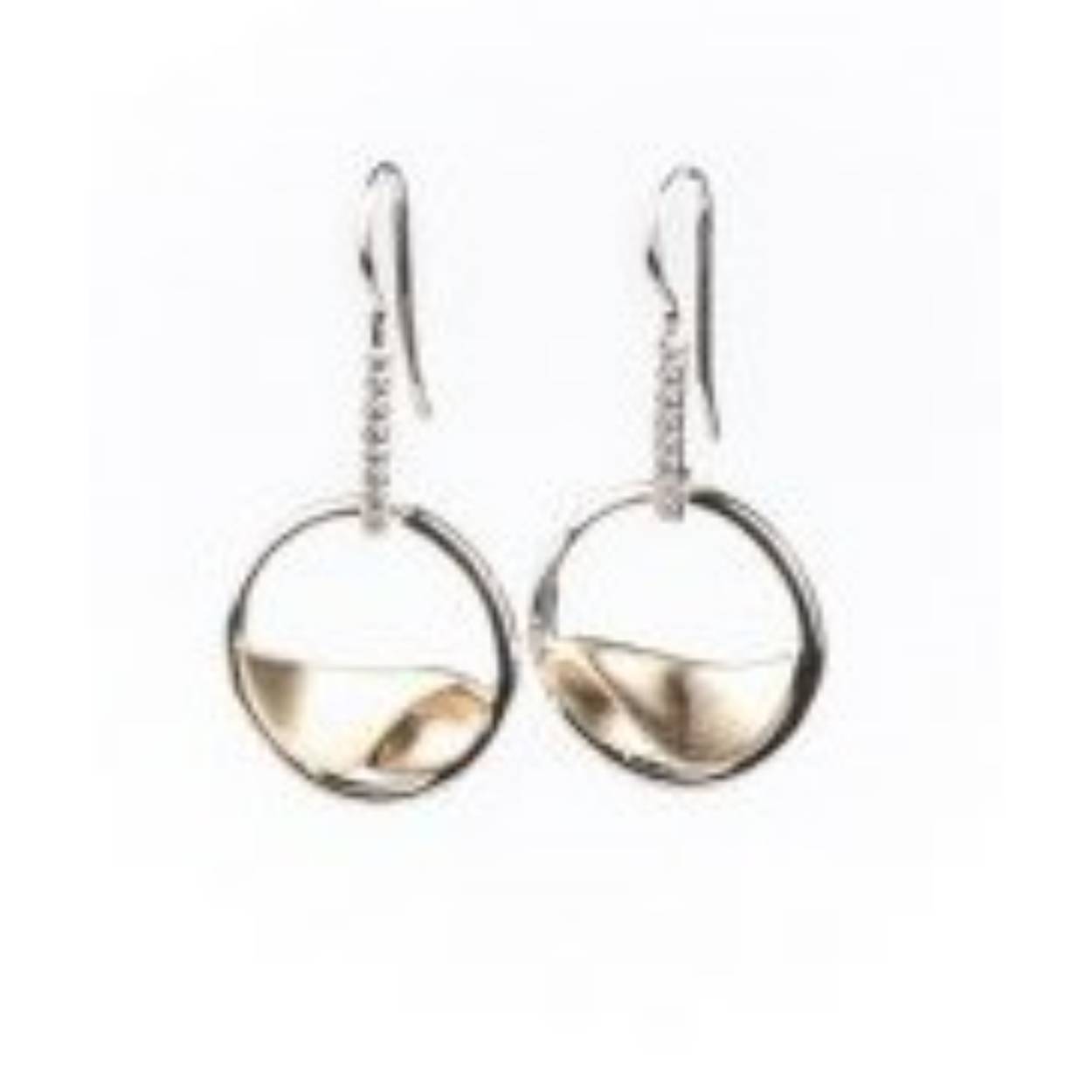 De Yo Design Wave Gold Oorknoppen, modelnummer T1069, zijn een stijlvolle toevoeging aan je sieradencollectie. Deze oorknoppen vallen onder de categorie 'Jewel' en zijn specifiek type 'Stud Earrings'. Ze zijn vervaardigd uit hoogwaardig zilver, wat zorgt voor een elegante uitstraling en duurzaamheid. 

De combinatie van zilver met een schitterend golfpatroon maakt ze zowel geschikt voor dagelijks gebruik als voor speciale gelegenheden. Of je nu naar kantoor gaat of een avondje uit plant, deze oorknoppen voegen een subtiele maar luxueuze touch toe aan elke outfit.