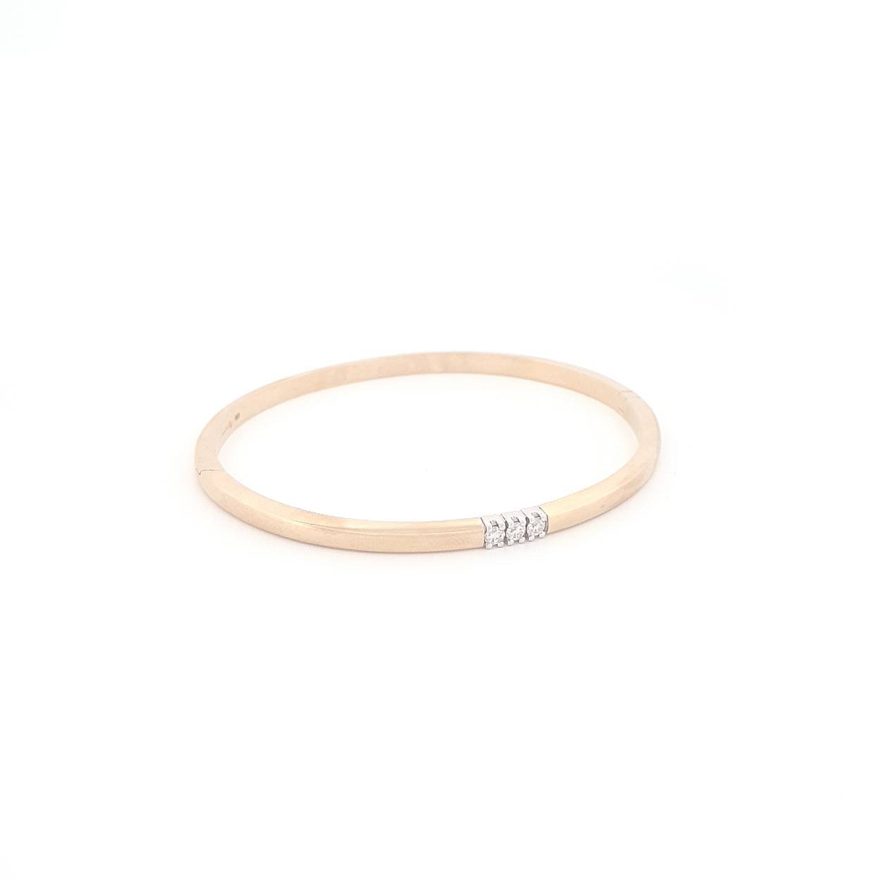 Deze gouden bangle met drie diamanten van 0,07cr zijn een klassieke must voor elke sieradendrager