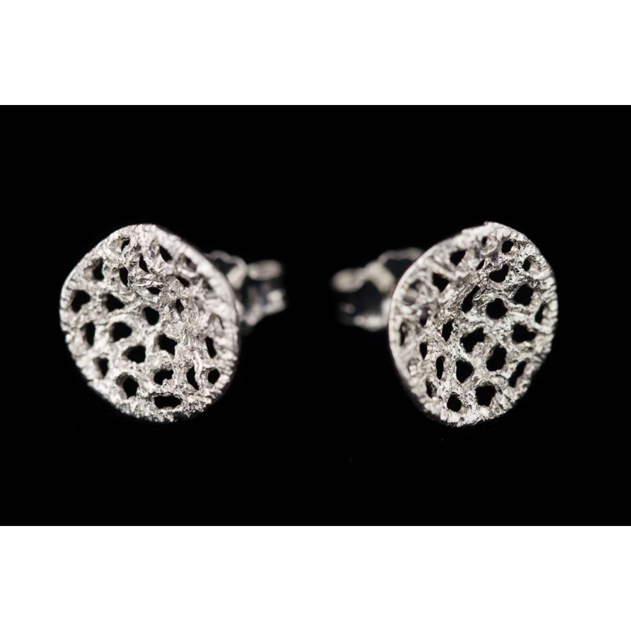 Schattige kleine oorstekers van zilver, rondvormig met gaatjes. Bijpassend bij de serie Londen