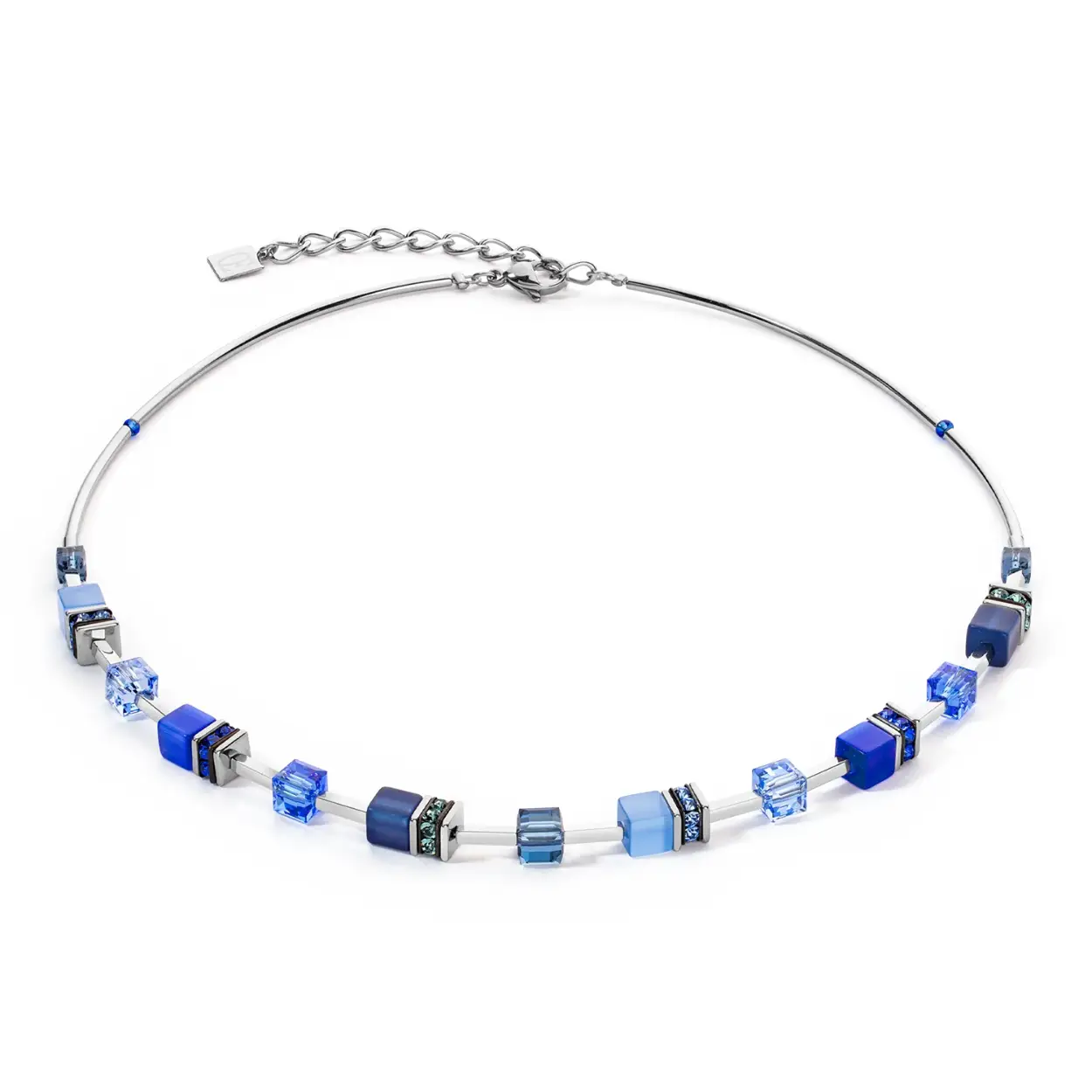 De GeoCUBE® Iconic Lite Stalen ketting in blauw belichaamt de verfijnde samensmelting van hoogwaardige materialen en een tijdloos design, kenmerkend voor COEUR DE LION. De kern wordt gevormd door de iconische GeoCUBES®, verkrijgbaar in een breed scala aan must-have kleuren. Deze prachtige ketting is perfect voor elke gelegenheid en geeft de finishing touch aan je look, of het nu een chique avondjurk, een casual alledaagse outfit of een formele zakelijke look is. Met zijn veelzijdigheid en tijdloze elegantie is de GeoCUBE® Iconic Lite ketting een essentieel sieraad.

Elk sieraad dat u bij COEUR DE LION bestelt, wordt u geleverd in een premium designetui en met een certificaat van echtheid.