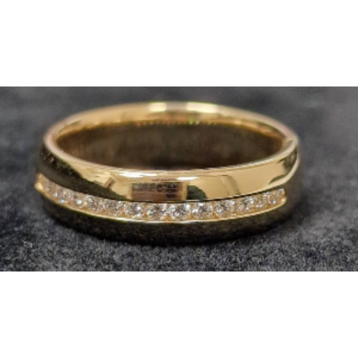 14k geel gouden gladde ring met een rij briljant in een railzetting