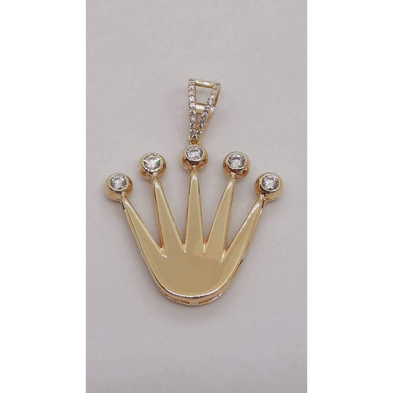 De gouden hanger met modelnummer BREA-RDL-0004039 is een prachtige sieraad in 14-karaats goud. Kenmerken zijn een glanzende afwerking, een hoogte van 45 mm, breedte van 34 mm, en een gewicht van 11,24 gram. Draag het op een verfijnde gouden ketting om een elegante en tijdloze uitstraling te bereiken. Perfect voor elke gelegenheid.