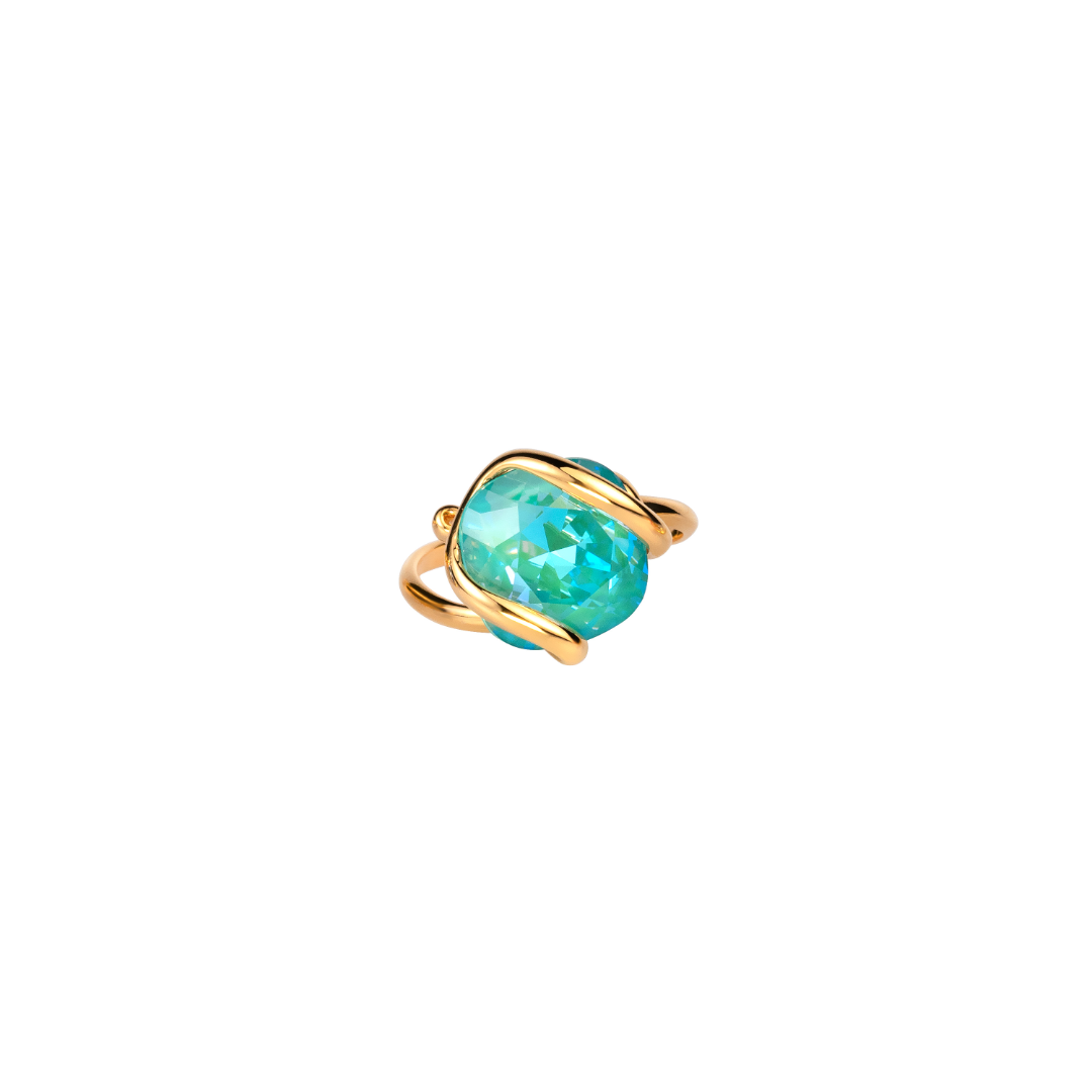 De sieraden van Andrea Marazzini worden ontworpen en handgemaakt in Itali&euml;. Dit sieraad is gemaakt van goud verguld metaal in combinatie met kristal van hoge kwaliteit. Het materiaal is hypoallergeen en nikkelvrij. Ieder Andrea Marazzini sieraad is uniek en een schoonheid voor het oog.

Sieraad type: Ring

Collectie: Simple
Steenkleur: Laguna Delite
Steengrootte: MIN