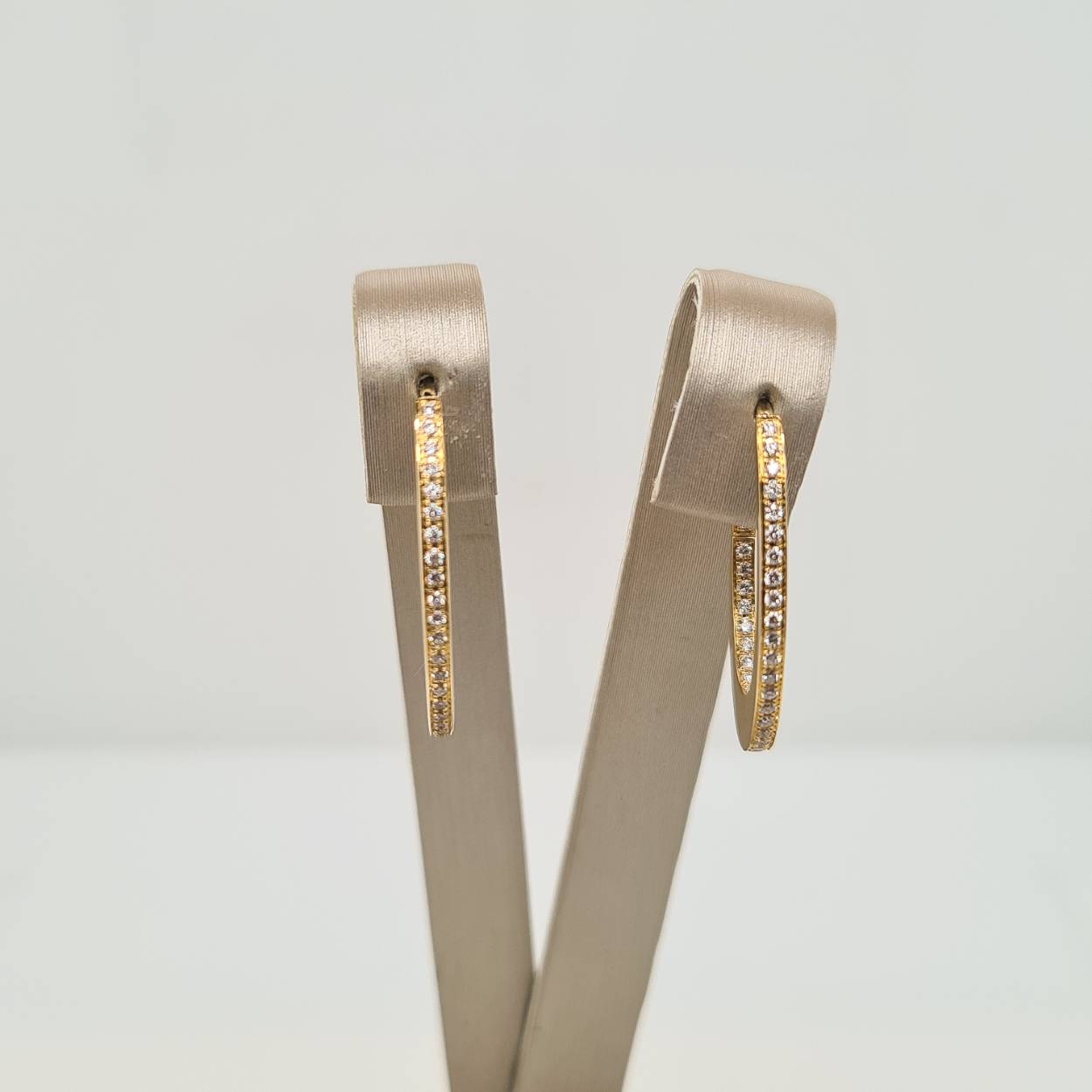 Prachtige 14 karaat gouden oorsieraden met diamant, 0.28crt. 