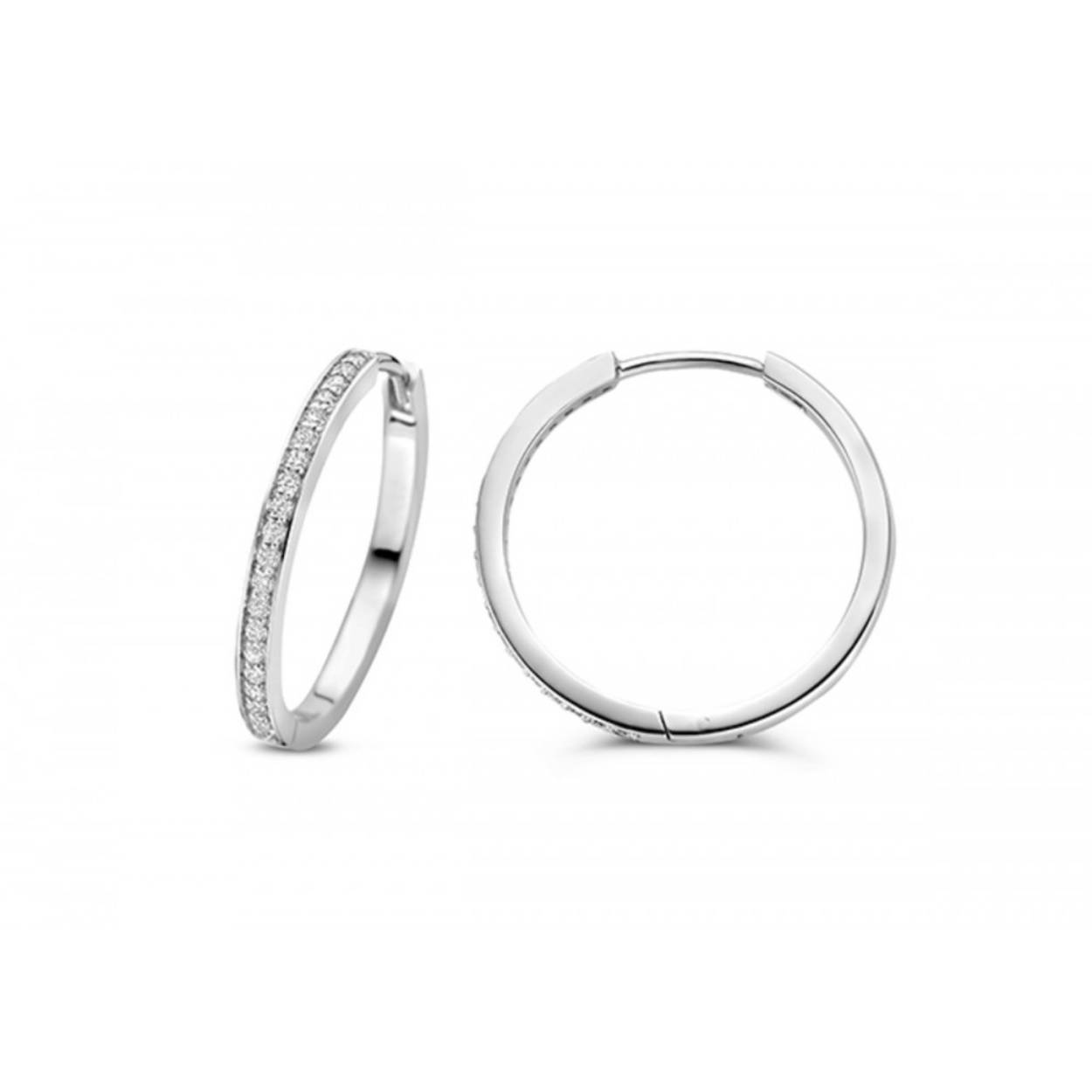 Moments biedt een basis zilveren sieradencollectie. De collectie bestaat uit tijdloze sieraden met fashion twist, de sieraden zijn draagbaar voor elk moment van de dag. Alle sieraden zijn vervaardigd van de hoogste kwaliteit sterling zilver en alle zirkonia stenen zijn met de hand gezet. Mooie oorringen van Moments met artikelnummer 72755AW. Deze oorringen zijn van gerhodineerd zilver en gezet met zirkonia. Het is leuk om deze oorringen te combineren met andere sieraden van Moments.
