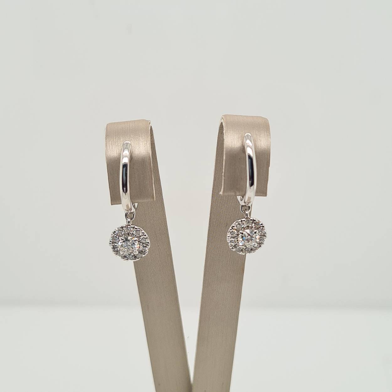 Prachtige 14 karaat witgouden oorbellen met diamant, 0.56rt.