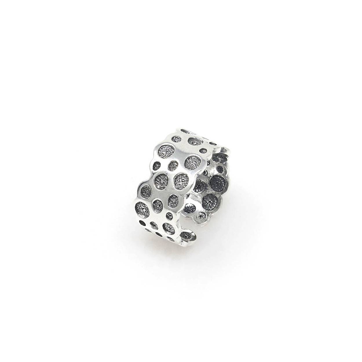 zilveren ring, deze ring is aan de onderkant ( scheen) open, zodat de ring makkelijk over een opgezette knobbel geschoven kan worden.