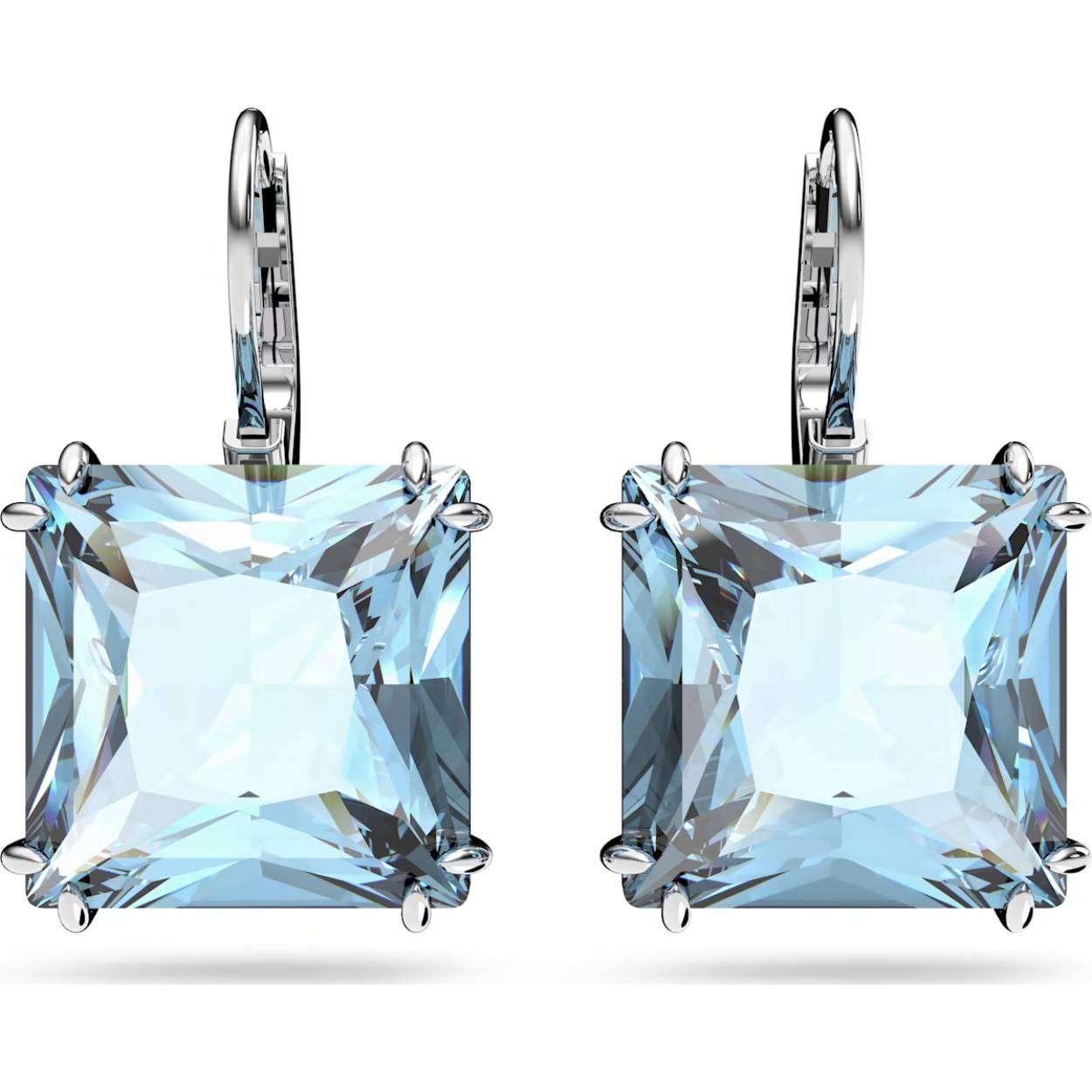 Deze oorstekers zijn stoer, stijlvol en een tijdloze set die je iedere dag kunt dragen. Het design is voorzien van kristallen met een Square slijpvorm in een kalmerende blauw kleur en afgewerkt met een strakke zetting met rhodium toplaag. Draag met een spijkerbroek of een strak pak, met dit veelzijdige design is alles mogelijk. Deze oorbellen maken onderdeel uit van de Millenia lijn en zijn ontworpen voor Collection III.