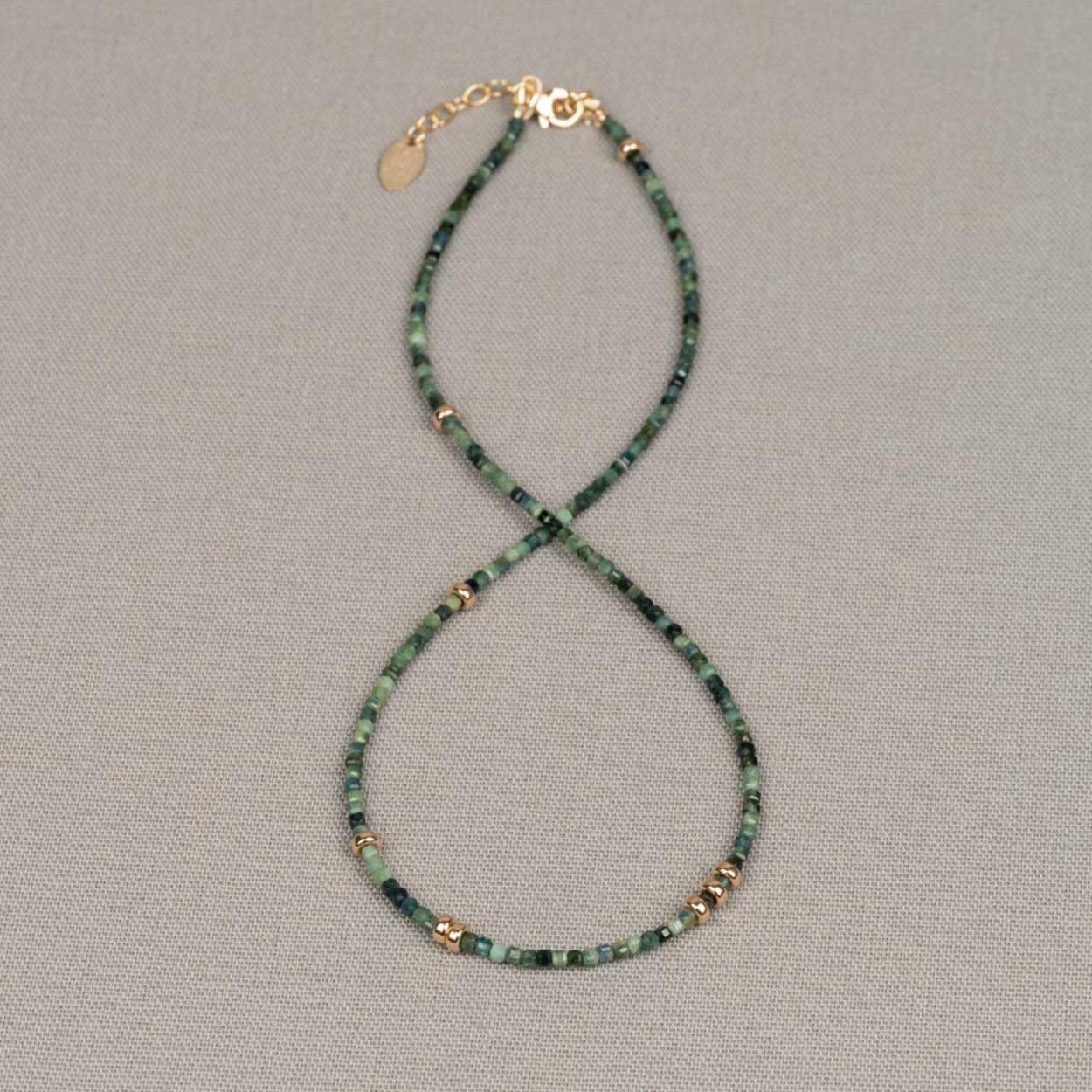 21446 Jéh Jewels collier groen tourmalijn + goldfilled schijfjes.
41,5-45,5cm