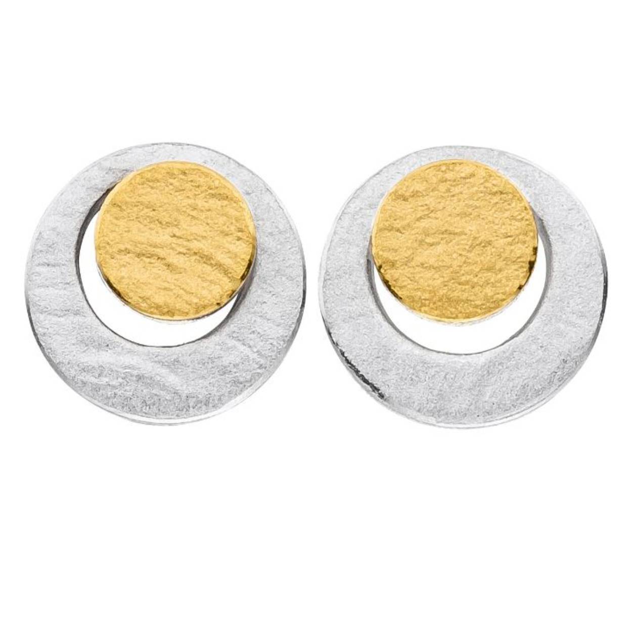 Zilver met 21 krt. geel goud Oorstekers. De fijne structuur in het oppervlak geeft de oorbellen een heel bijzondere uitstraling.
Materiaal: 925 zilver, 21 krt. geel goud