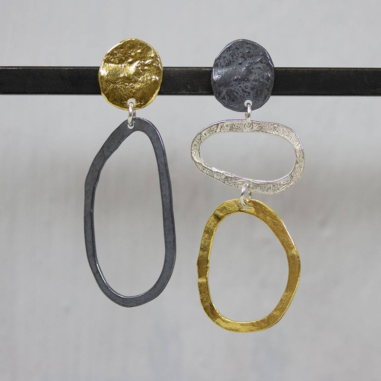 Jeh Jewels oorhangers gemaakt van 925 sterling zilver, geoxideerd zilver en zilver verguld. Een a-symetrisch paar, maar past perfect bij elkaar!

Een paar asymmetrische oorbellen die de ongelijkheid voor miljoenen meisjes over de hele wereld laat zien. Jéh Jewels streeft naar gelijkheid en empowerment van vrouwen. De oorbellen zijn gemaakt van 925 (geoxideerd) sterling zilver in combinatie met zilver verguld.

Jéh Jewels doneert €25,- aan Plan International.