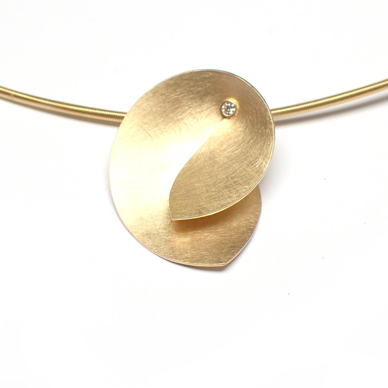 18 karaat gouden hanger met 0.02ct diamant "Triton"