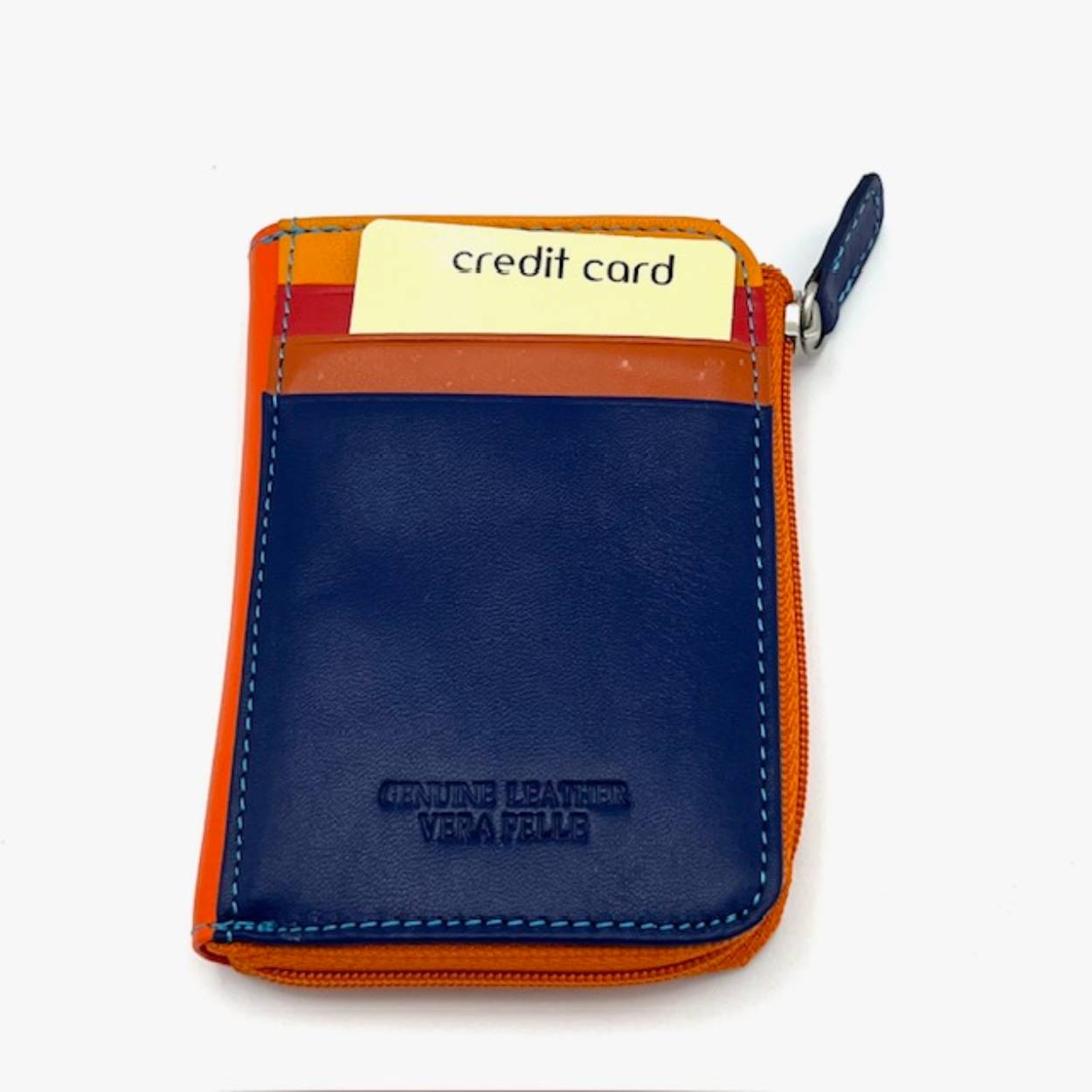 Kleine portemonnee geschikt om 4 cc op te bergen en een dubbel vak onder de rits voor kleingeld en papier geld.

Afmetingen:
Hoogte 11cm x breed 8cm x diep 1cm 