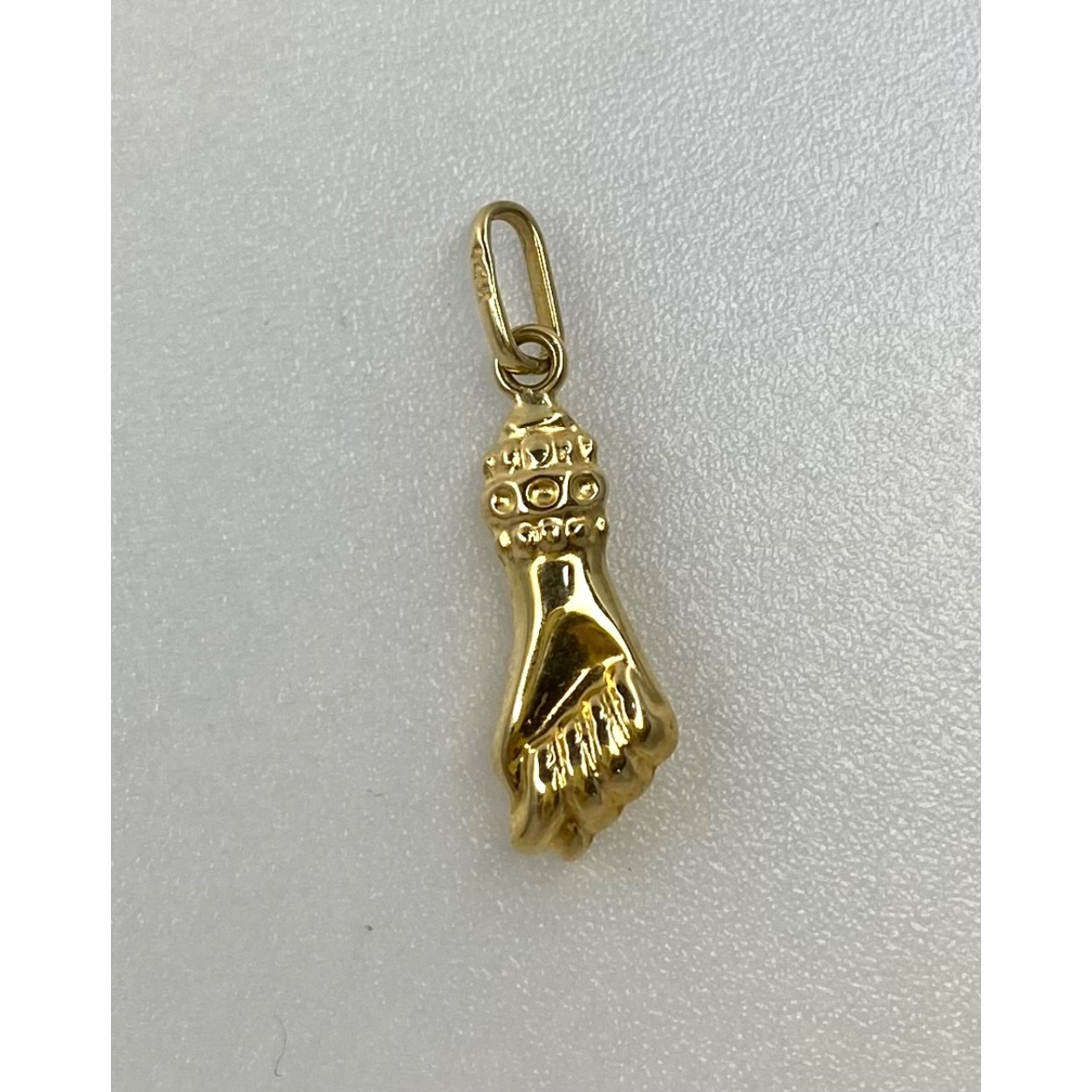 Gouden bedel of hanger hand