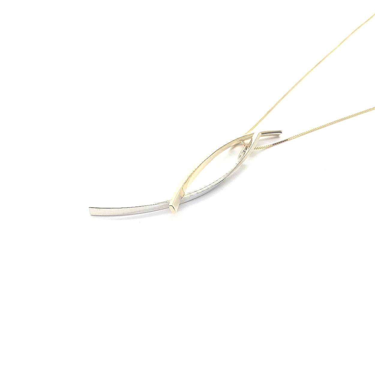 Wauw! Deze hanger bestaat uit twee losse delen van zilver en goud die heel natuurlijk over elkaar heen vallen. De hanger blijft dus continu in beweging en verandert ook van look. Je kan de hanger zowel aan een korte ketting als aan een lange ketting dragen. Hoe dan ook, met deze look steel jij de show.

Deze hanger wordt los verkocht of wil je er een bijpassende ketting van zilver of goud bij bestellen?

Maak een afspraak en kom deze sierlijke hanger eens passen! Of bestel haar gelijk, dan sturen we deze mooi verpakt naar je toe.