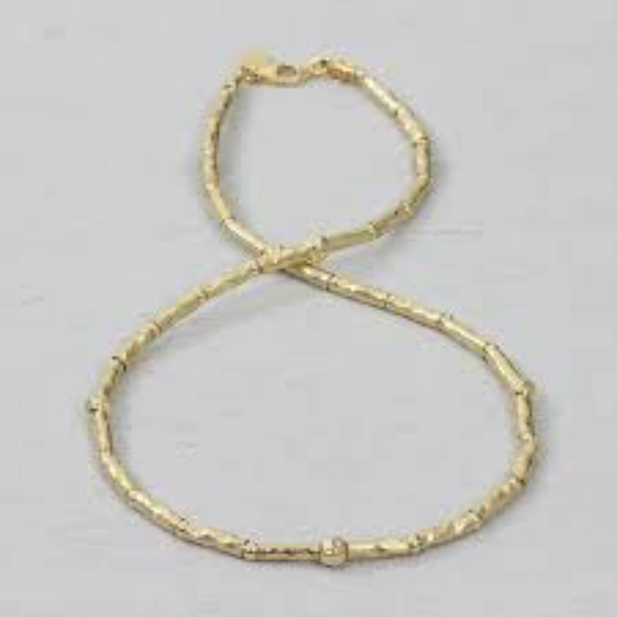 Collier met buisjes en balletjes gemaakt van Goldfilled. Combineer dit collier met de bijpassende armband en ga voor een complete look!