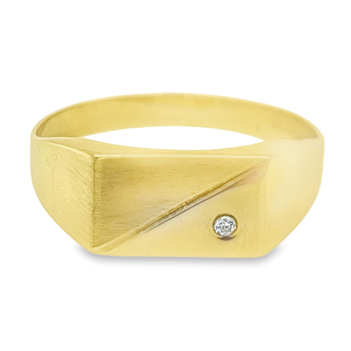 Deze geel gouden monogram ring heeft een luxe uitstraling. De scheen van de ring is glad gepolijst en de bovenzijde is op bijzondere wijze bewerkt. Ook is er een briljant geslepen zirkonia steen gezet in de bovenkant van de ring.