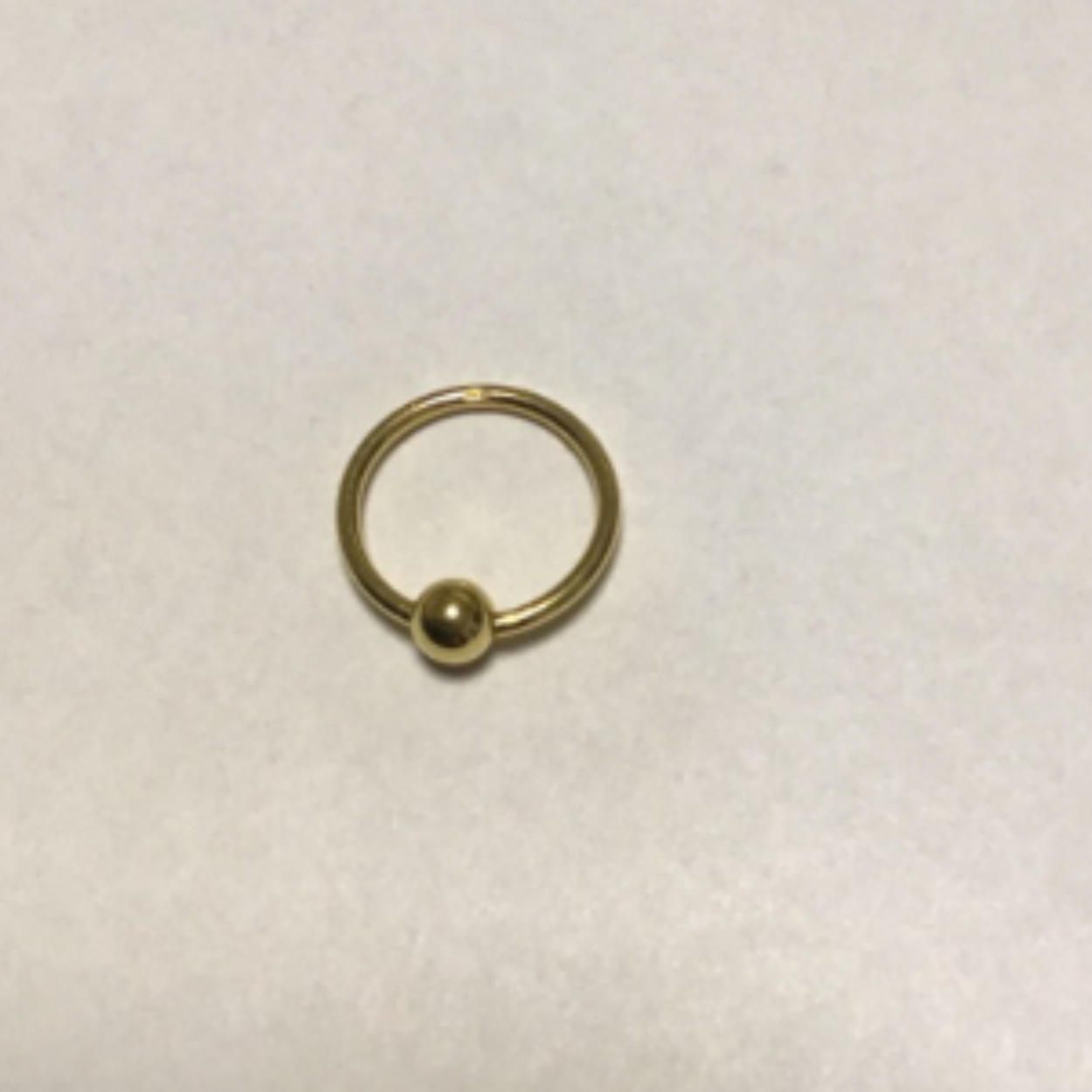 18 krt piercing met bolletje 17 mm.