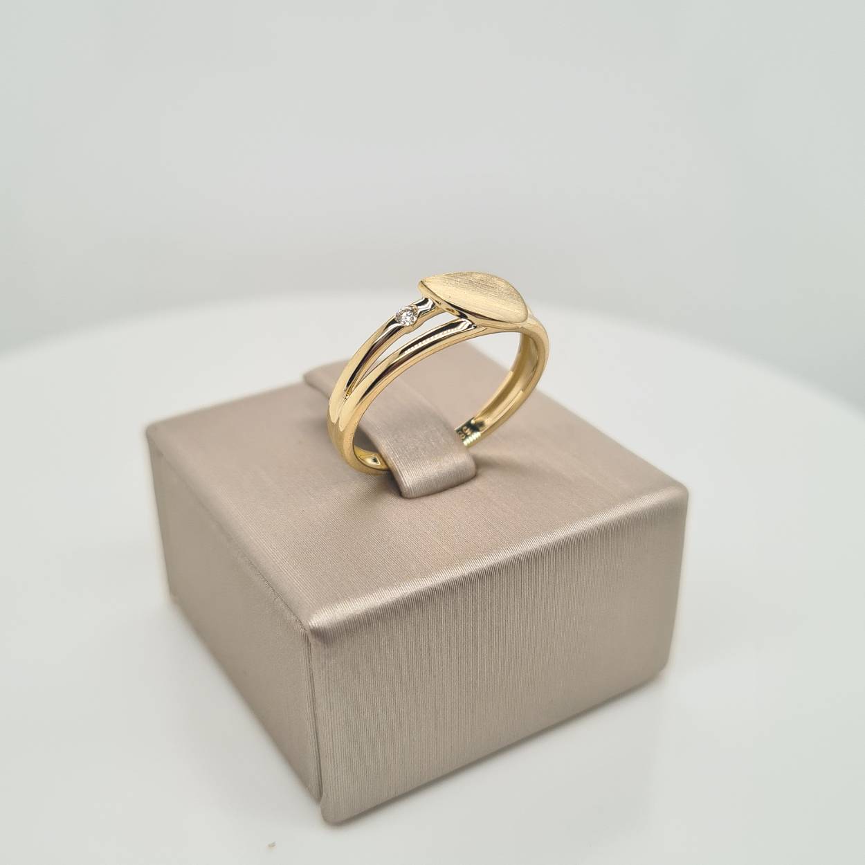 Prachtige 14krt gouden ring met diamant, 0,02crt H SI1. De maat van de ring is 55.

Heeft u een andere maat, neem dan gerust contact met ons op.