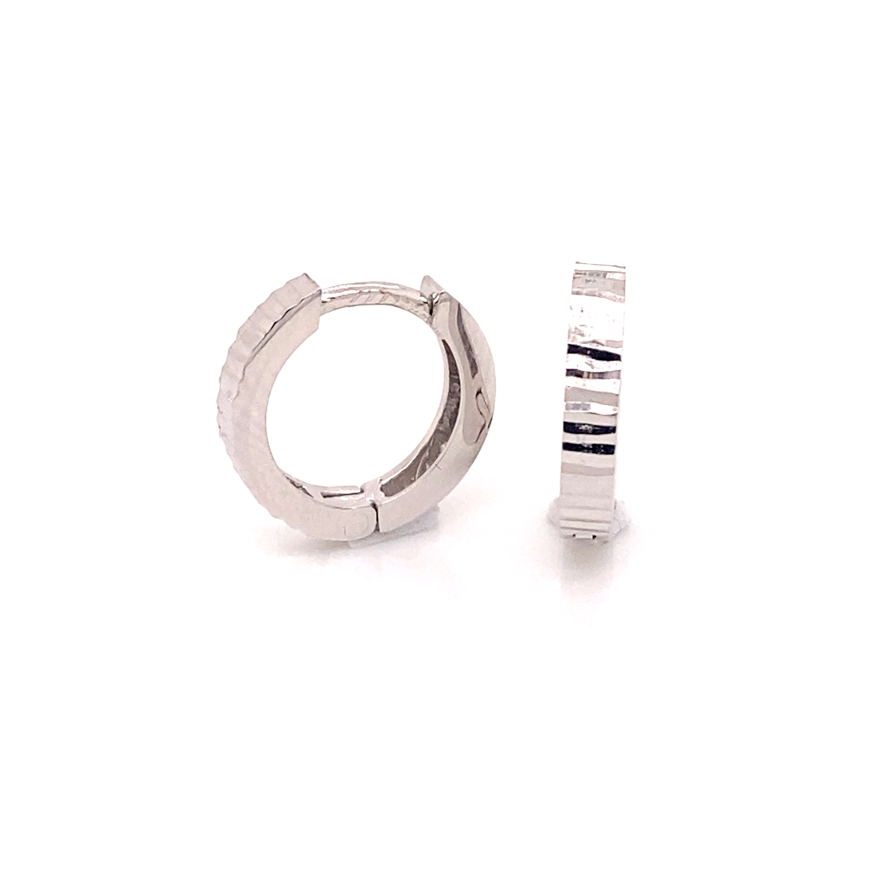 Deze 925 zilveren klapoorringen zijn op een bijzondere wijze bewerkt. De klapoorringen zijn glad gepolijst en ribbelig bewerkt, hierdoor hebben deze oorringen een prachtige schittering.