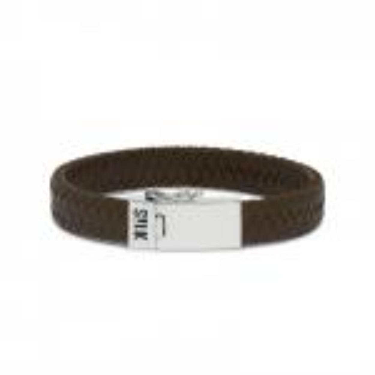 De 841BRN is een fijn gevlochten bruine leren armband met stevige zilveren sluiting. De armband is gemaakt van 925 sterling zilver en zacht lamsleer, door het soepele leer draagt de armband prettig. De leren armband sluit middels een stevig zilveren bakslot en geeft de mogelijkheid om een naam, geboortedatum, initialen of een symbool te graveren. Als basisitem kun je deze armband perfect combineren met een zilveren statement piece uit onze collectie. 