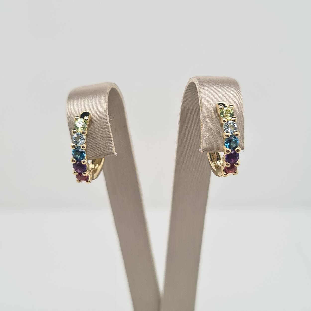 Prachtige 14 karaat gouden oorsieraden bezet met amethyst, blue topaz London blue, blue topaz sky blue, peridot en pink rhodolithe. 