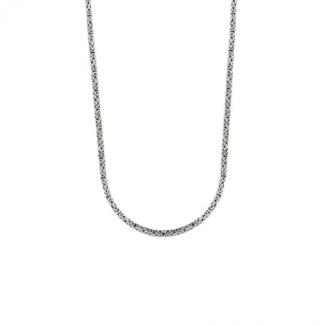 Zilveren Koningsschakel ketting welke perfect past bij het smalle fijn gevlochten 151 armbandje uit de mix & match Hook Serie. De zilveren Koningsketting 651 Connect is onderdeel van een set bestaande uit drie verfijnde karabijn kettingen welke perfect onderling met elkaar te combineren zijn. De 170 ketting & de 169 fox ketting zijn de andere kettingen uit deze mini hook serie. De SILK mini hook karabijn serie is zo’n beetje een van de populairste favoriete series om eindeloos mee te combineren. Mix en match de verfijnde stapel serie tot jouw eigen speelse trendy look.